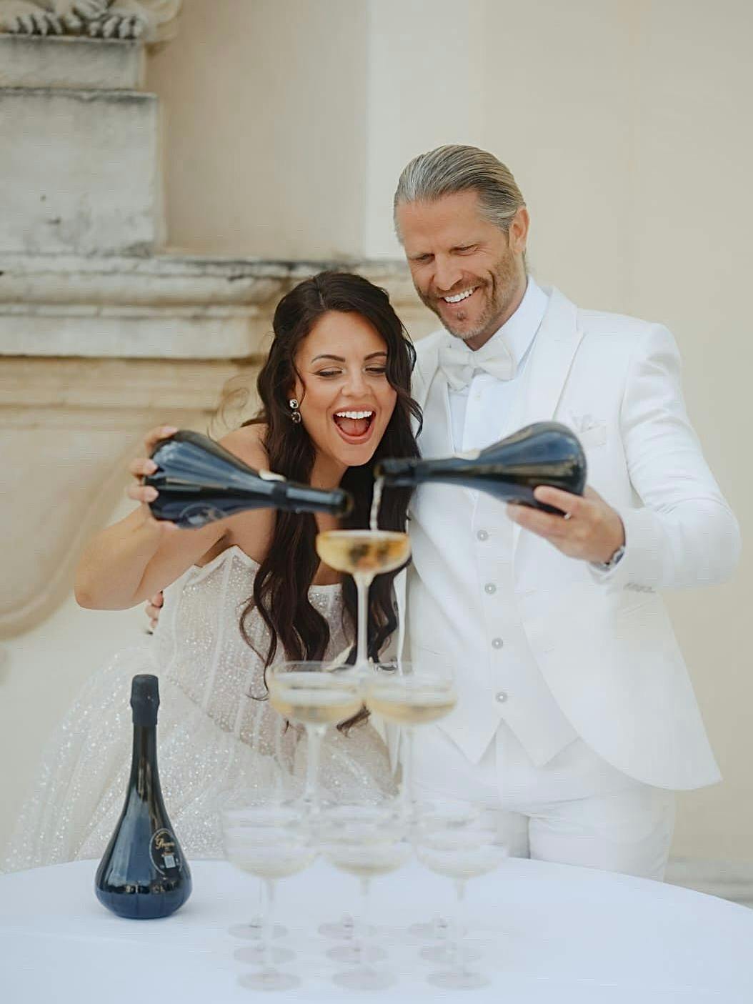 Die Hochzeitsparty kann beginnen.