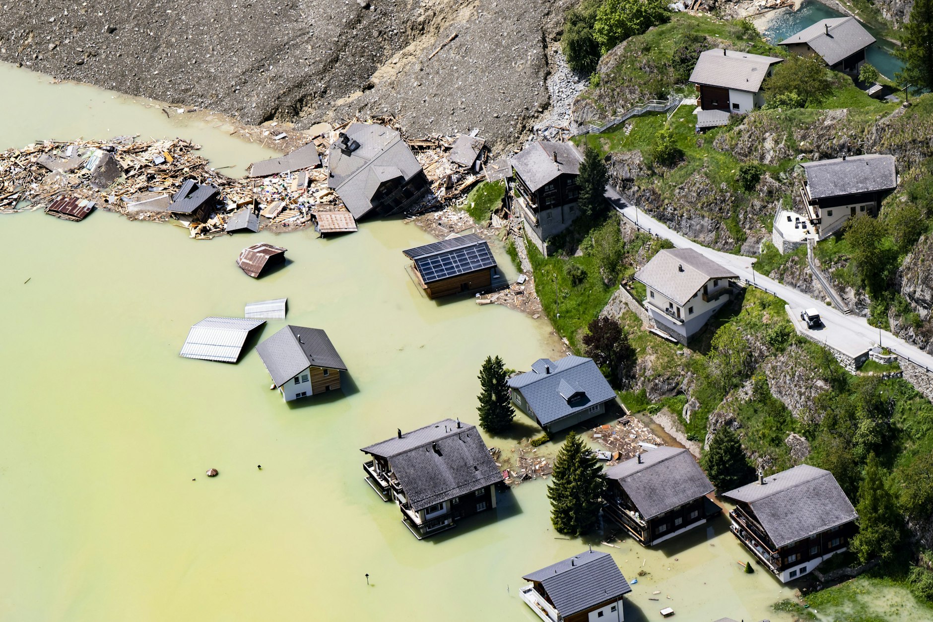 Eine Luftaufnahme, die einen Tag nach einer massiven Lawine, die durch den Abbruch des Birchgletschers ausgelöst wurde, aufgenommen wurde, zeigt die Zerstörung, die sie anrichtete.