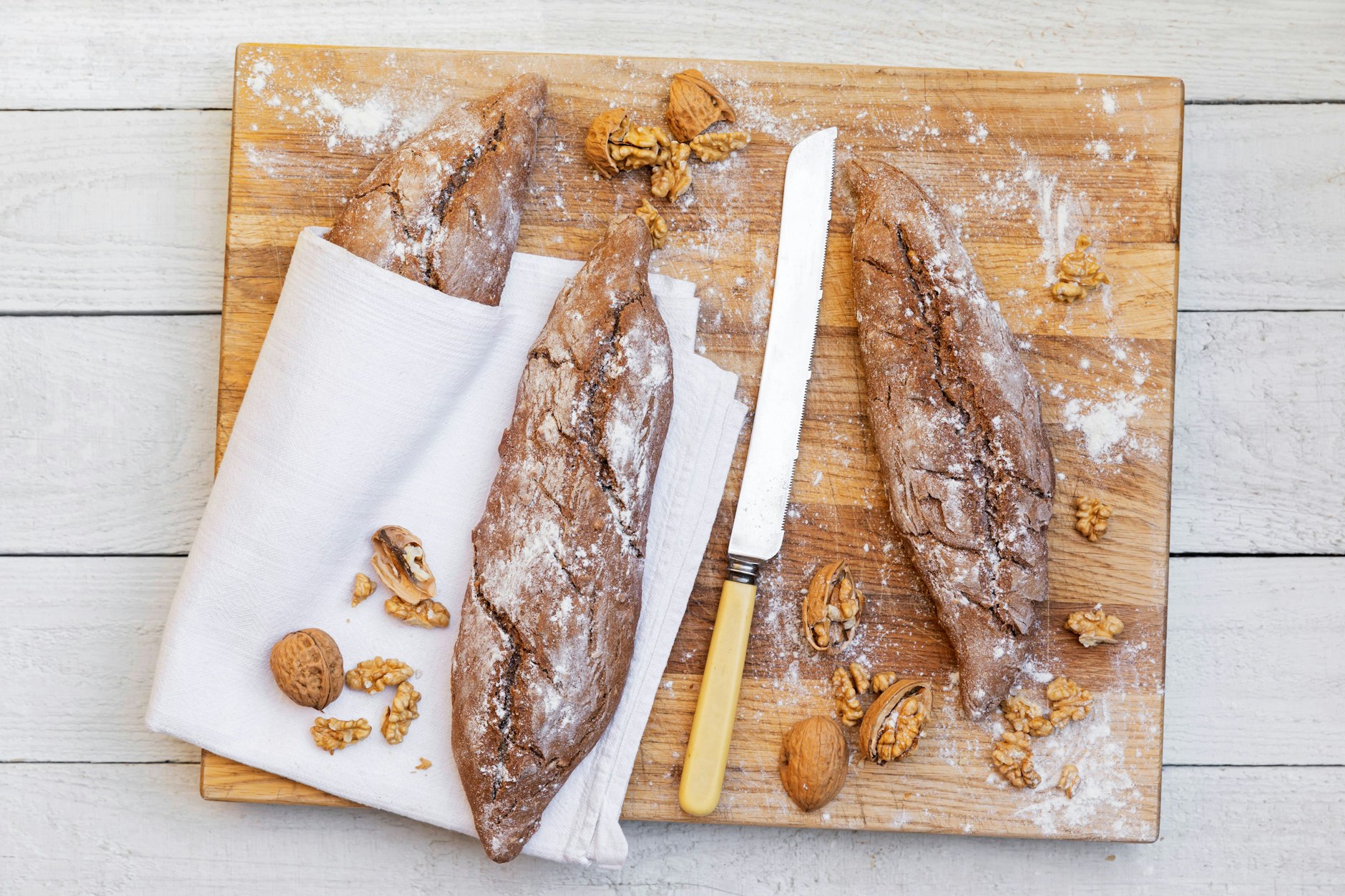 Das knusprige Brot mit Walnüssen wird auch ohne Zugabe von Hefe schön fluffig und ist blitzschnell fertig.