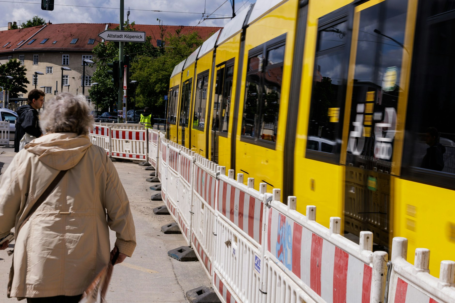 Eine Straßenbahn fährt in den gesicherten Bereich an der gesperrten Brücke an der Wuhlheide im Ortsteil Oberschöneweide. Die einzige Straßenbahn-Verbindung zwischen Köpenick und dem Rest der Stadt war seit Tagen dicht.