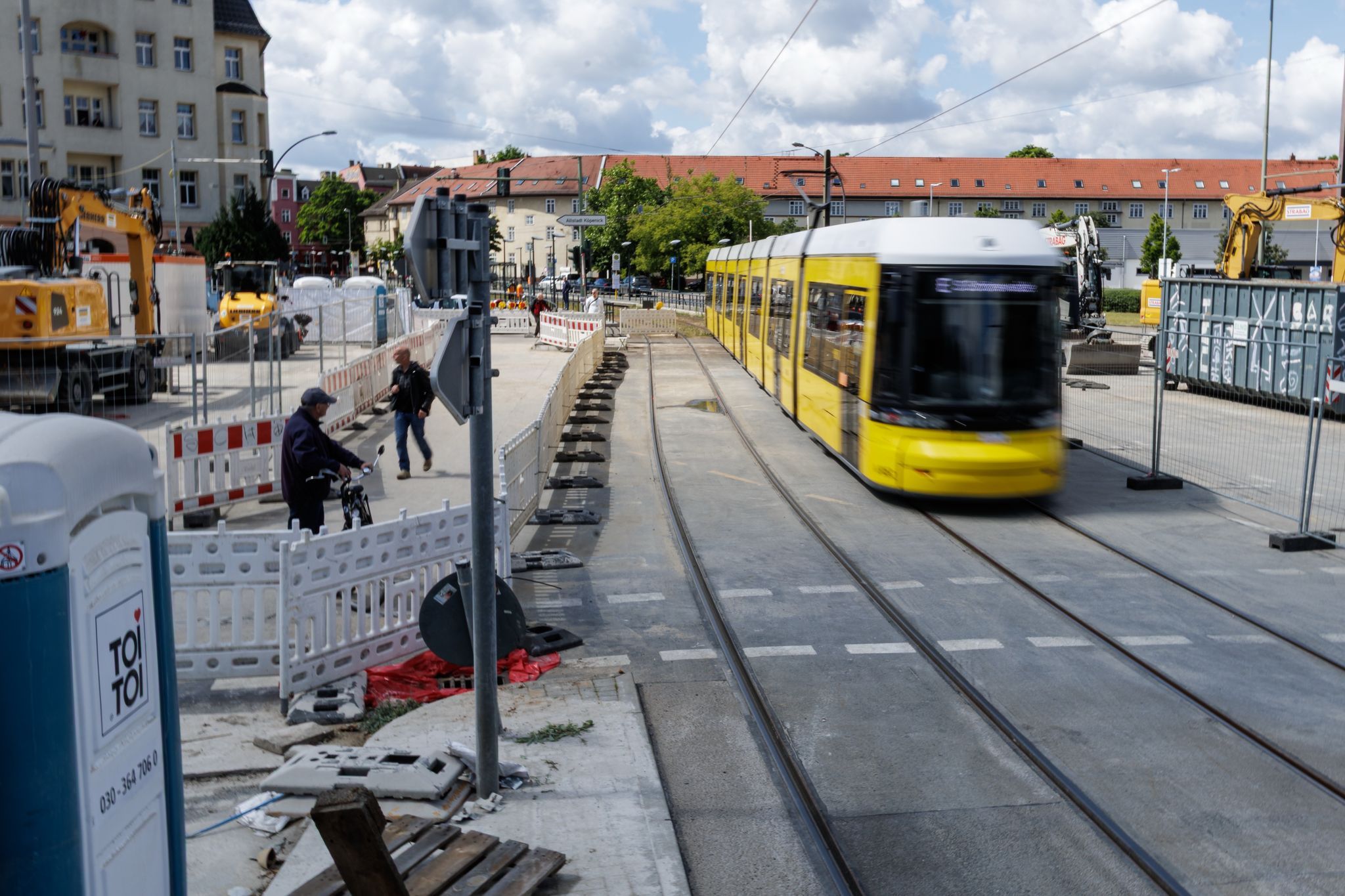 Doppelter Feiertag in Köpenick:  Trams rollen wieder an Wuhlheide-Brücke