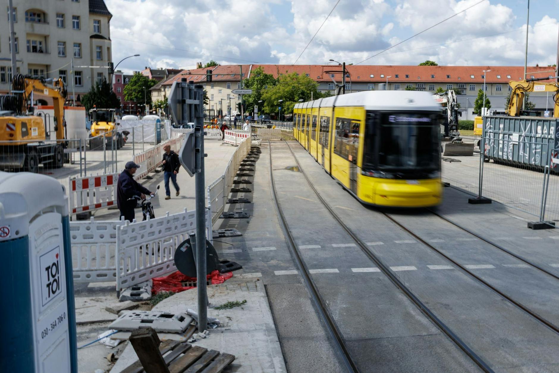 Eine Straßenbahn fährt in den gesicherten Bereich an der gesperrten Brücke an der Wuhlheide im Ortsteil Oberschöneweide. Die einzige Straßenbahn-Verbindung zwischen Köpenick und dem Rest der Stadt war seit Tagen dicht.