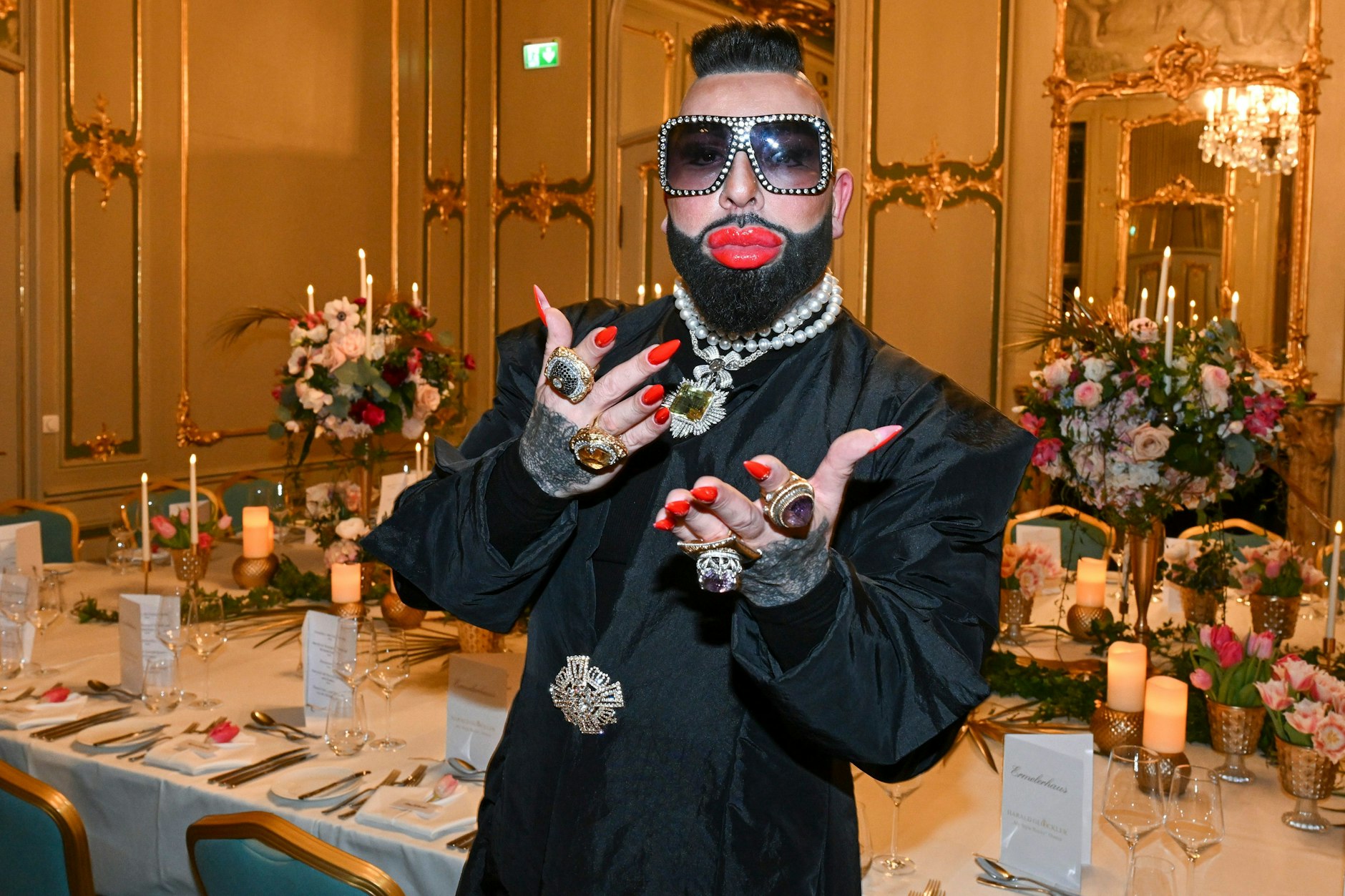 Harald Glööckler liebt Pomp. Der Modeschöpfer hat Anmerkungen und Vorschläge zum Titel der Deutschen Weinkönigin.