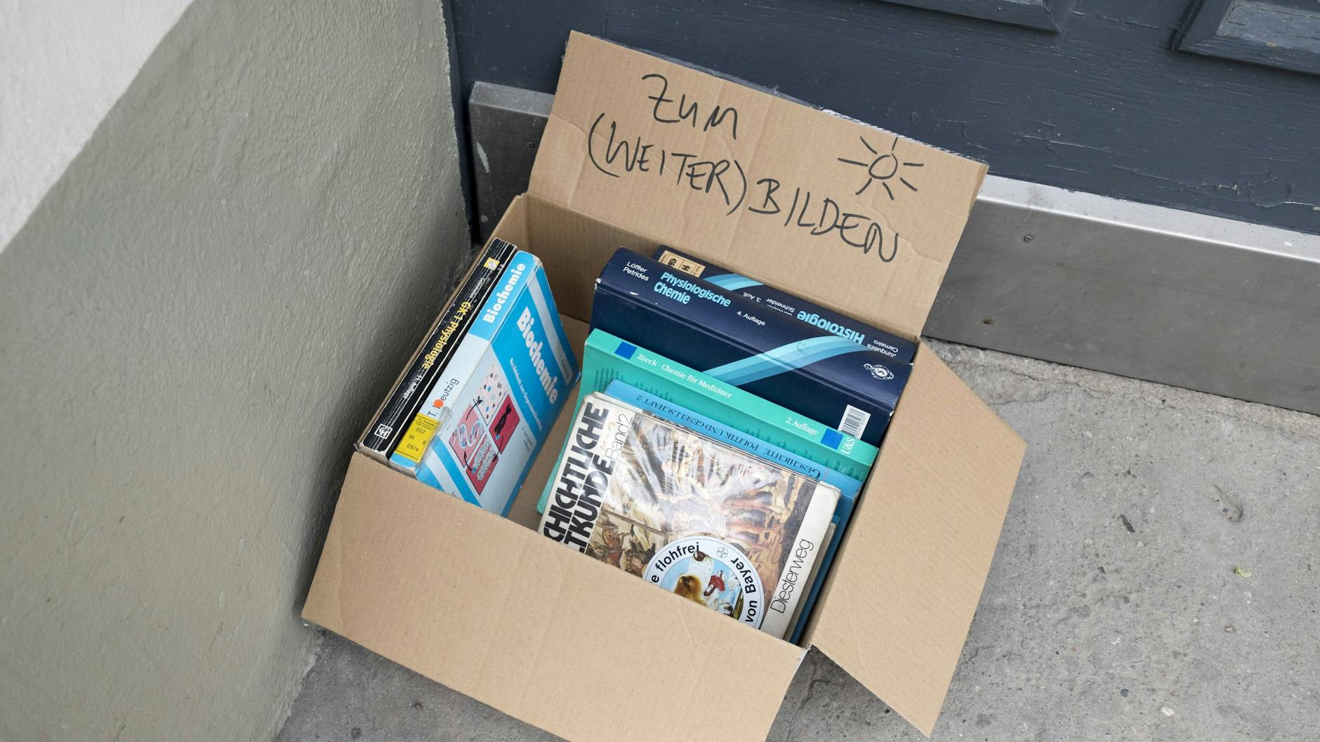 Stoff zur (Weiter)Bildung gibt hier jemand weiter. Bücherkisten finden sich häufig in Hauseingängen. Sind sie da erlaubt?