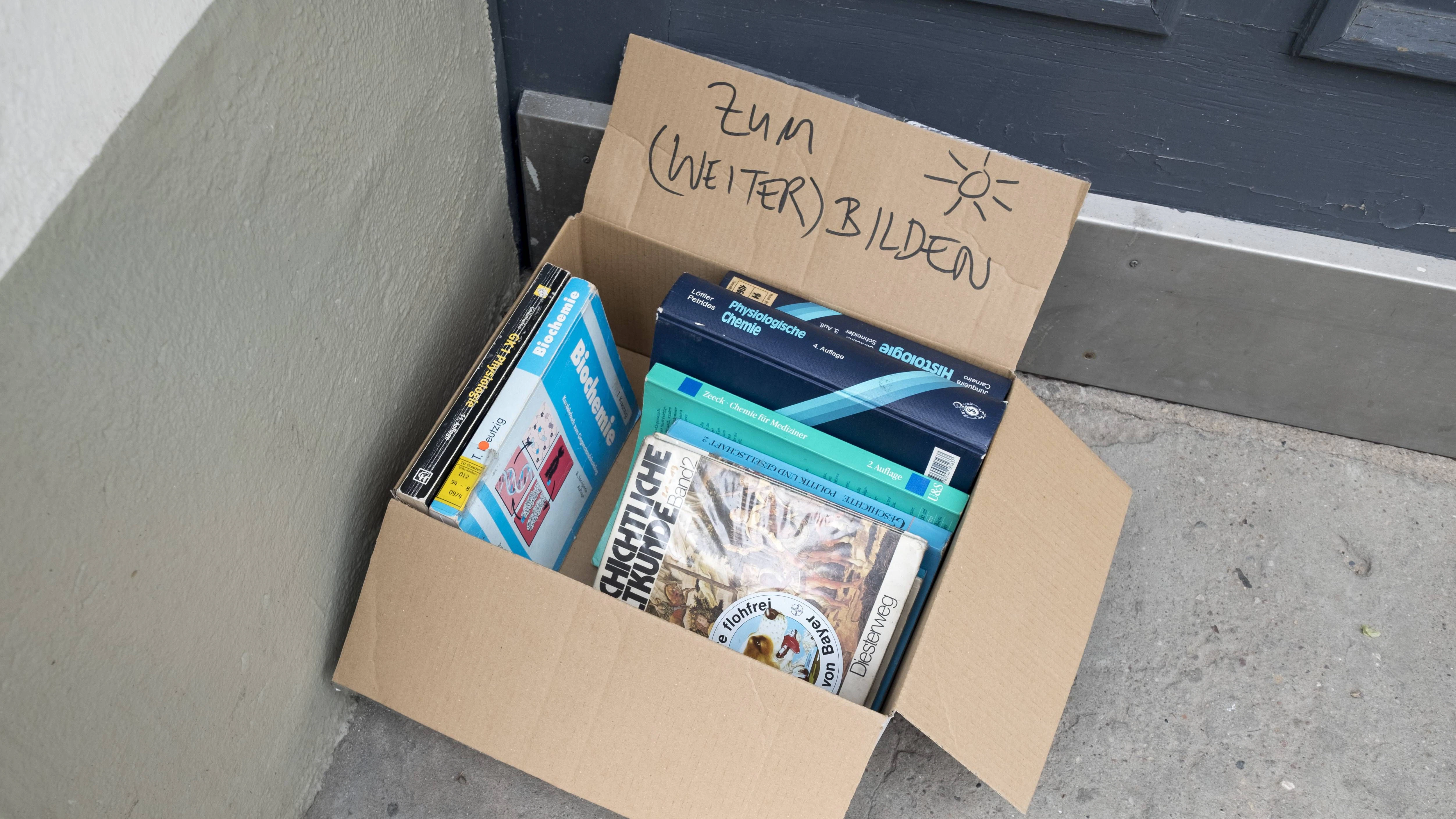 Stoff zur (Weiter)Bildung gibt hier jemand weiter. Bücherkisten finden sich häufig in Hauseingängen. Sind sie da erlaubt?