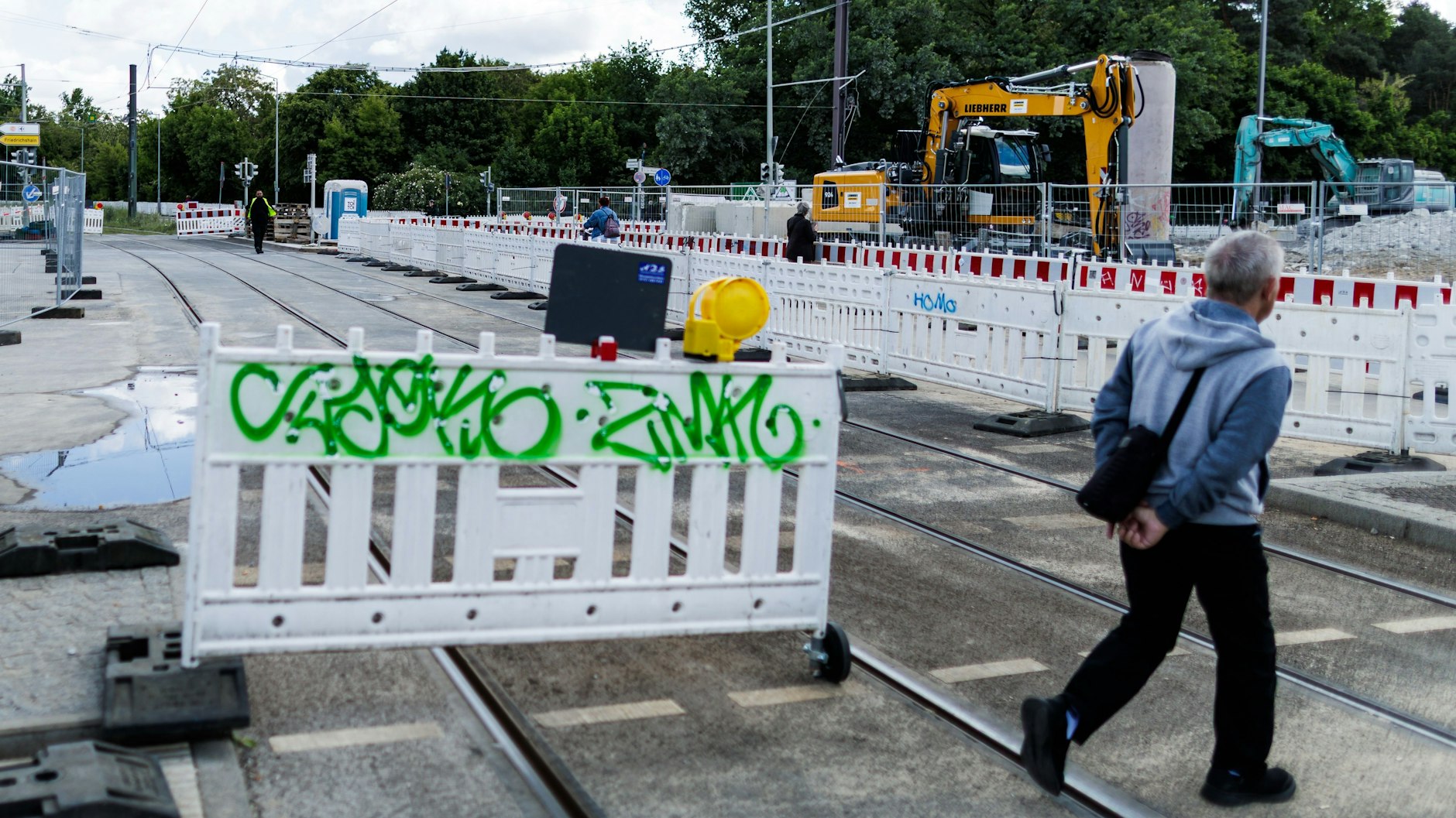 29.05.2025, Berlin: Absperrungen sichern den Baustellenbereich für die Duchfahrt der Straßenbahn an der gesperrten Brücke an der Wuhlheide im Ortsteil Oberschöneweide. Die einzige Straßenbahn-Verbindung zwischen Köpenick und dem Rest der Stadt war seit Tagen dicht. Foto: Carsten Koall/dpa +++ dpa-Bildfunk +++
