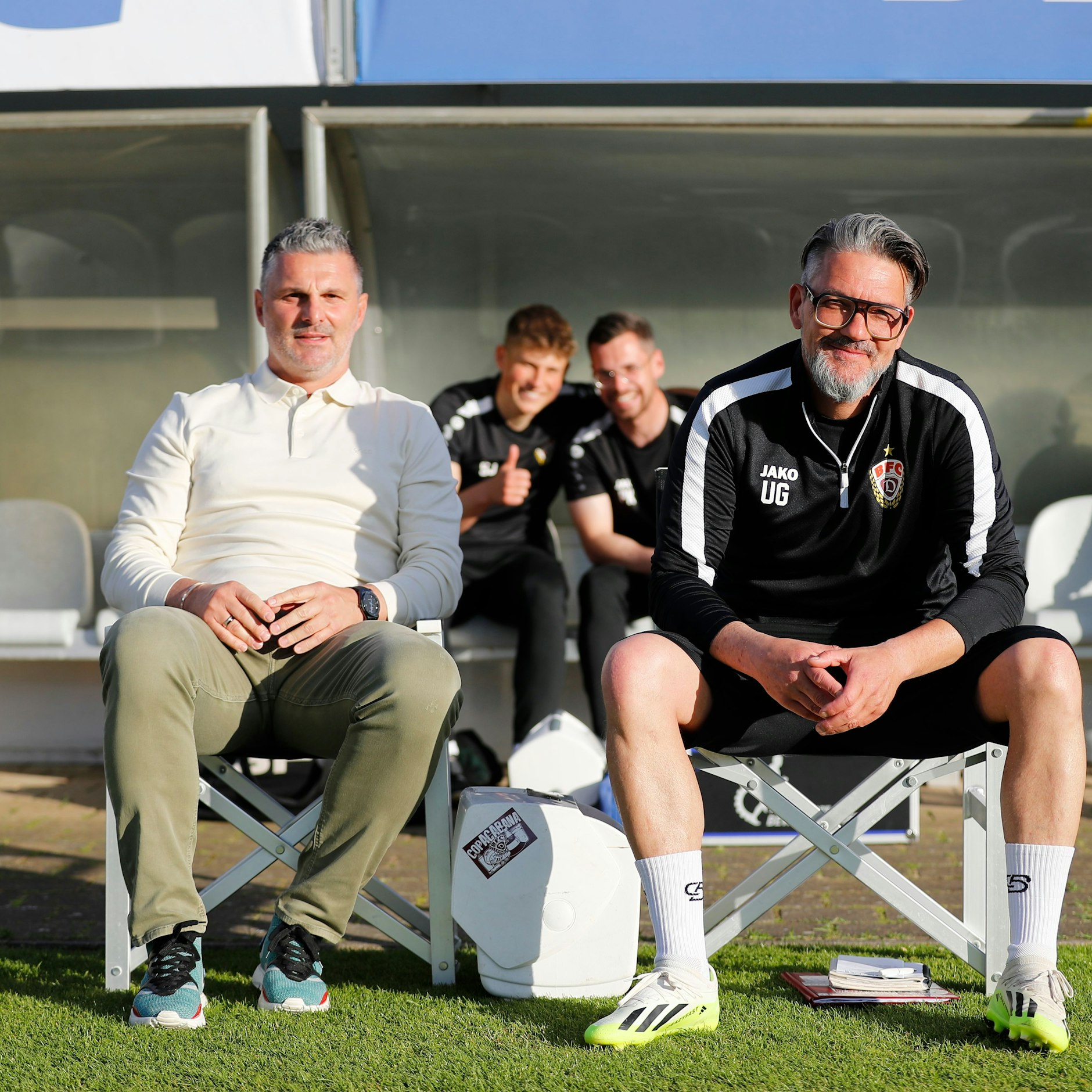 Anfang Mai 2025: Angelo Vier (l.) gibt bei der Regionalliga-Partie bei Hertha BSC II den verantwortlichen Trainer am Spielfeldrand, Torwart-Coach Udo Gans&nbsp; assistiert wie gewohnt.