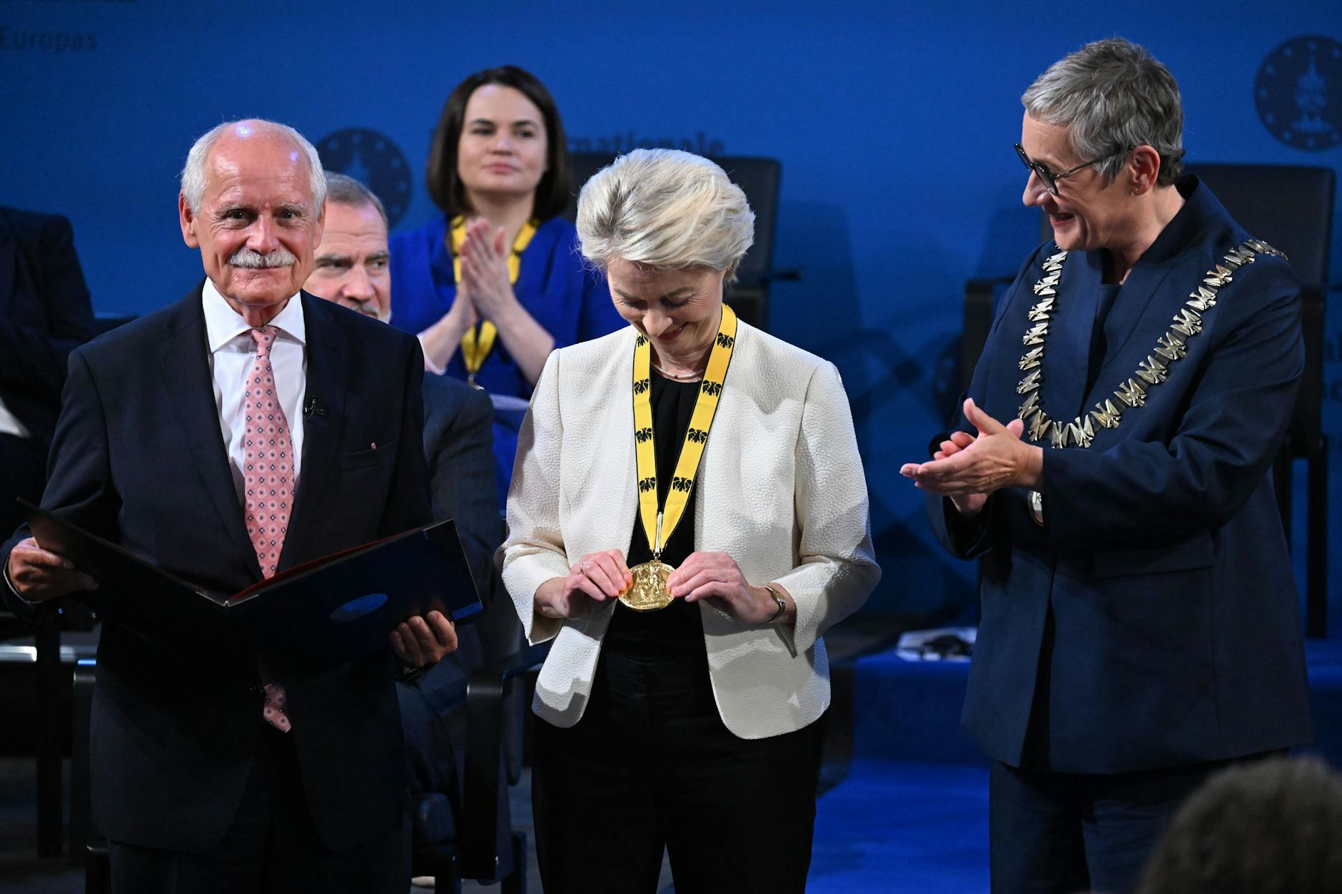 Preise am Fließband: Ursula von der Leyen erhält in Aachen den Karlspreis.