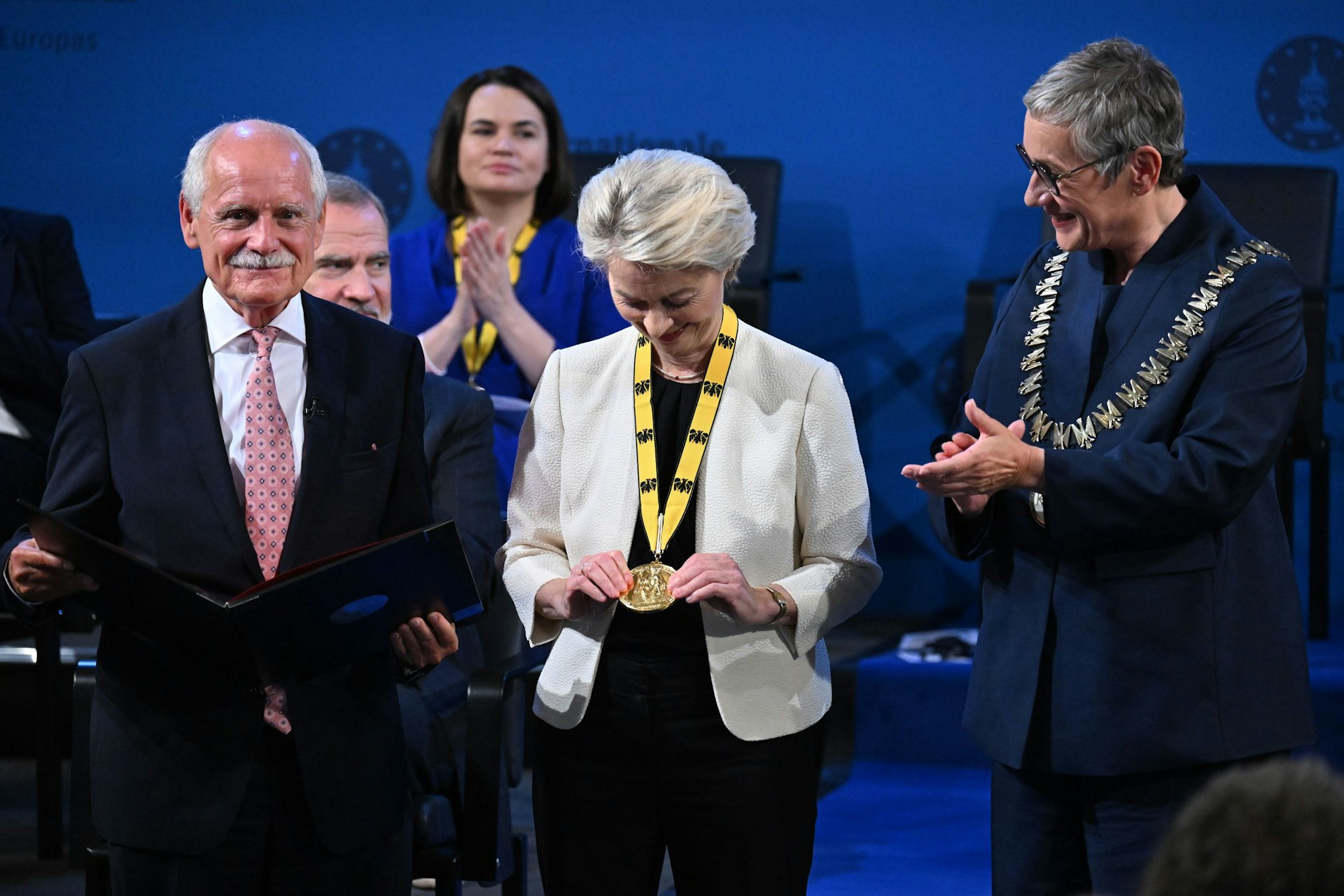 Preise am Fließband: Ursula von der Leyen erhält in Aachen den Karlspreis.