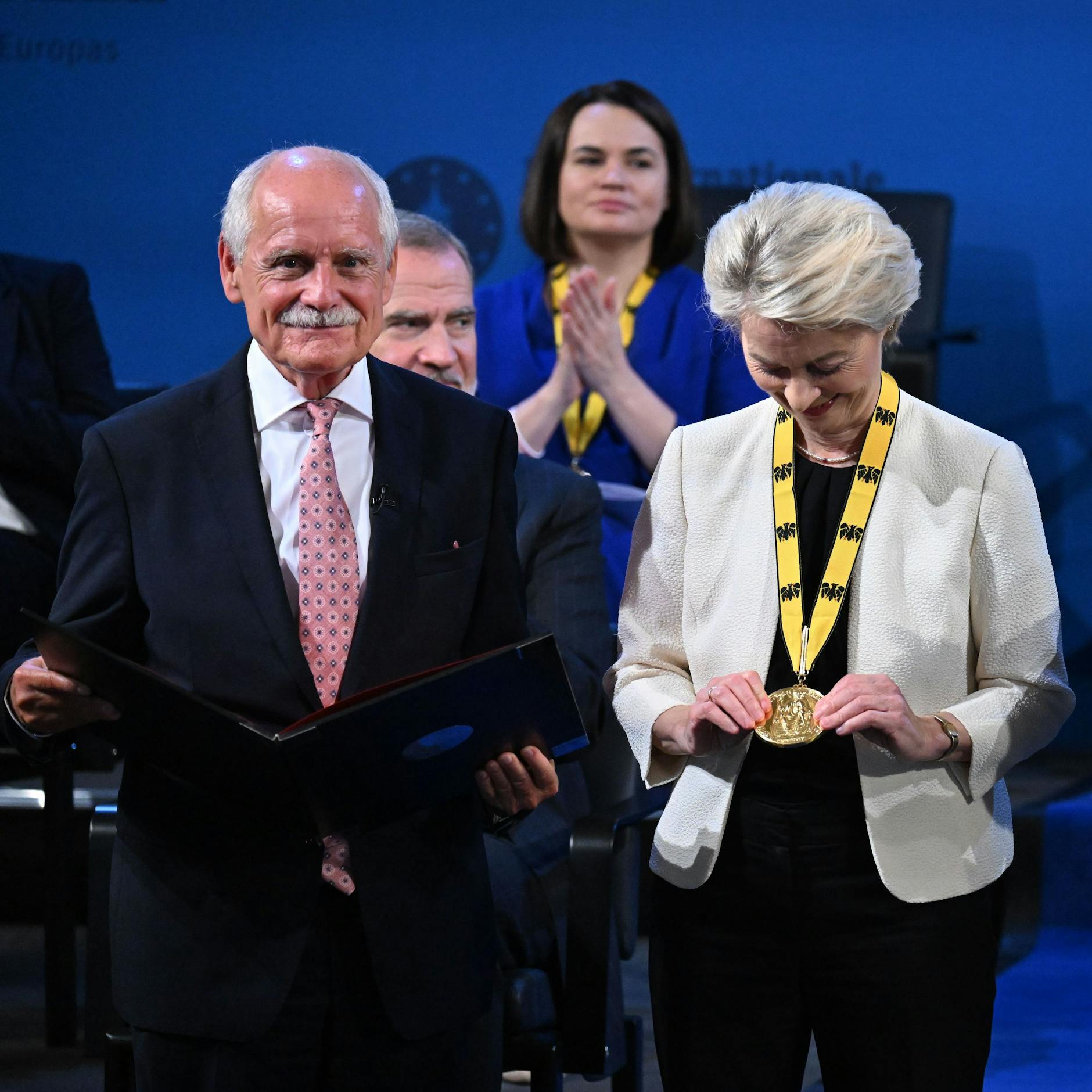 Image - Kommentar: Preisregen für Ursula von der Leyen – doch wofür eigentlich?