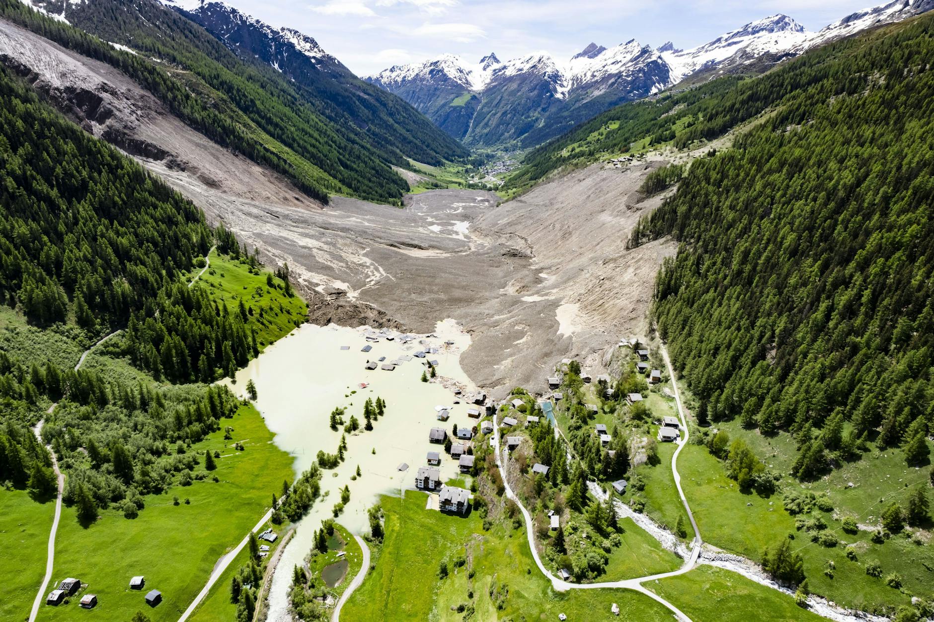 Eine Luftaufnahme zeigt die Zerstörung, nachdem die Lawine auf den Talboden niederging und das Dorf Blatten zerstörte.
