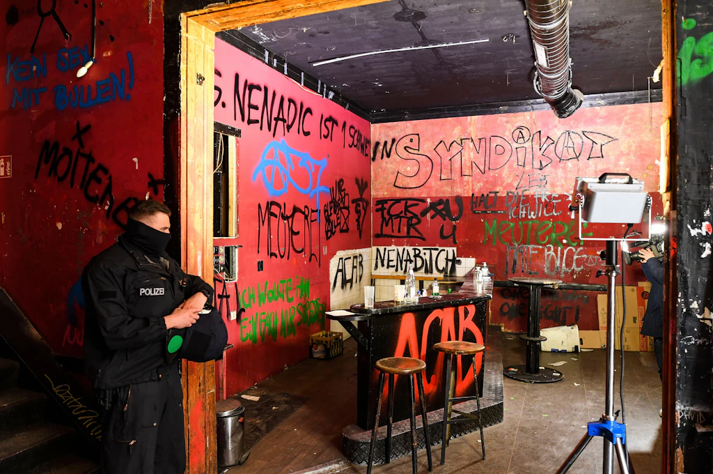 Kreuzberger Pub'ı doldurmak için kapüşonlu deneyler – 50 tutuklama