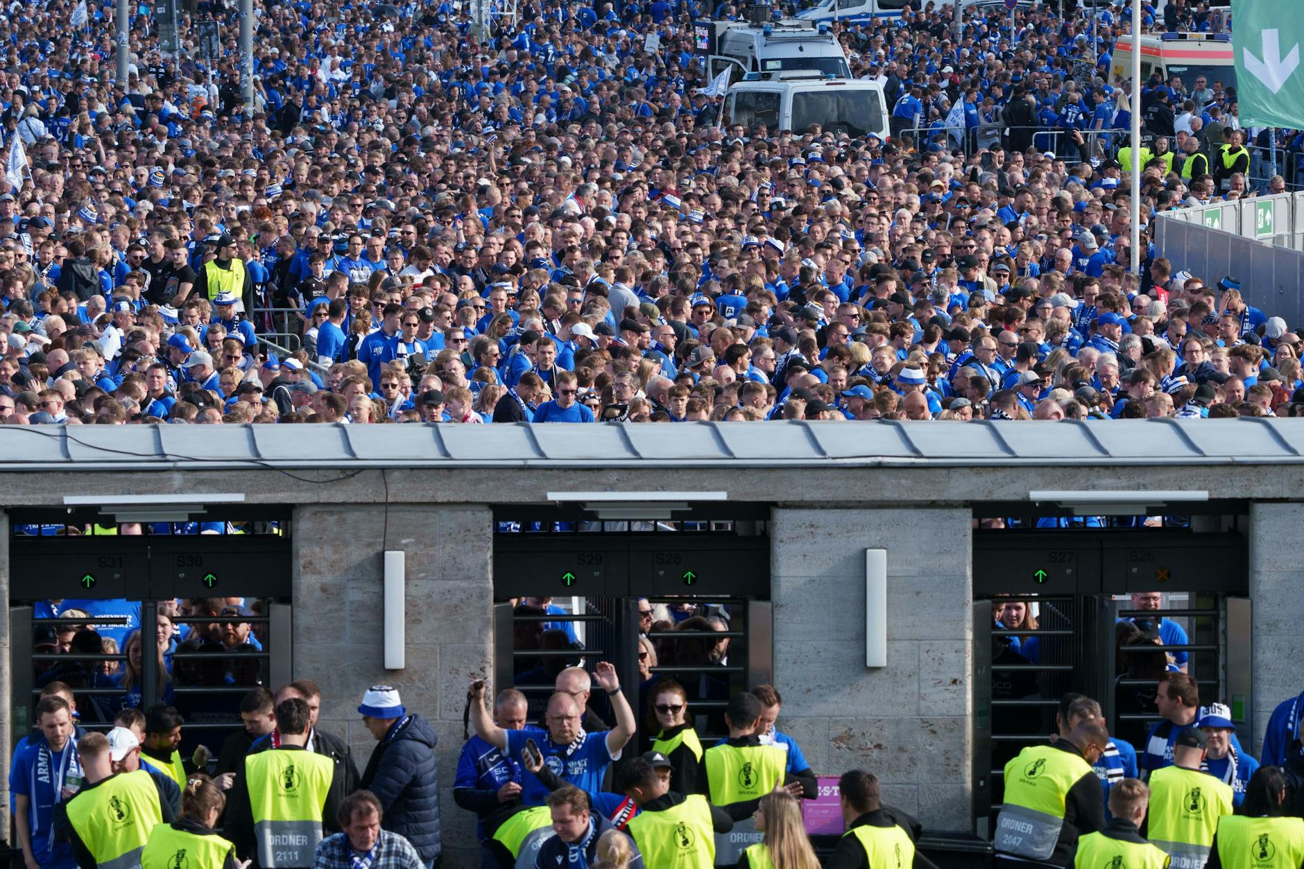 Fans von Arminia Bielefeld am Finaltag vor dem Südtor des Olympiastadions