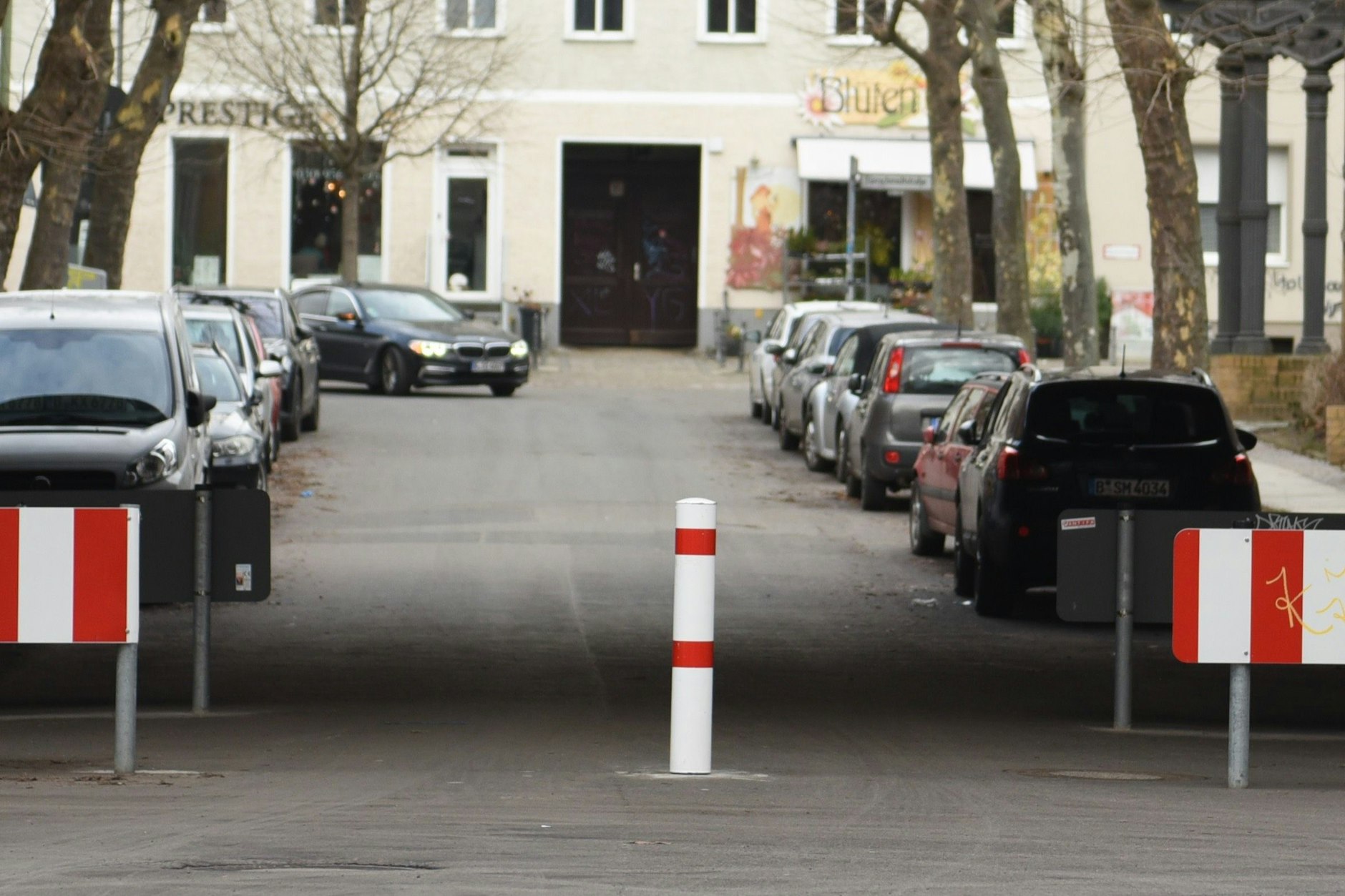 Polly: Das ist der Spitzname des Stahlpfostens, der unter der Bahnbrücke in der Stadthausstraße Kraftfahrzeugen die Durchfahrt versperrt. Er ist Teil des Kiezblocks im Kaskelkiez.