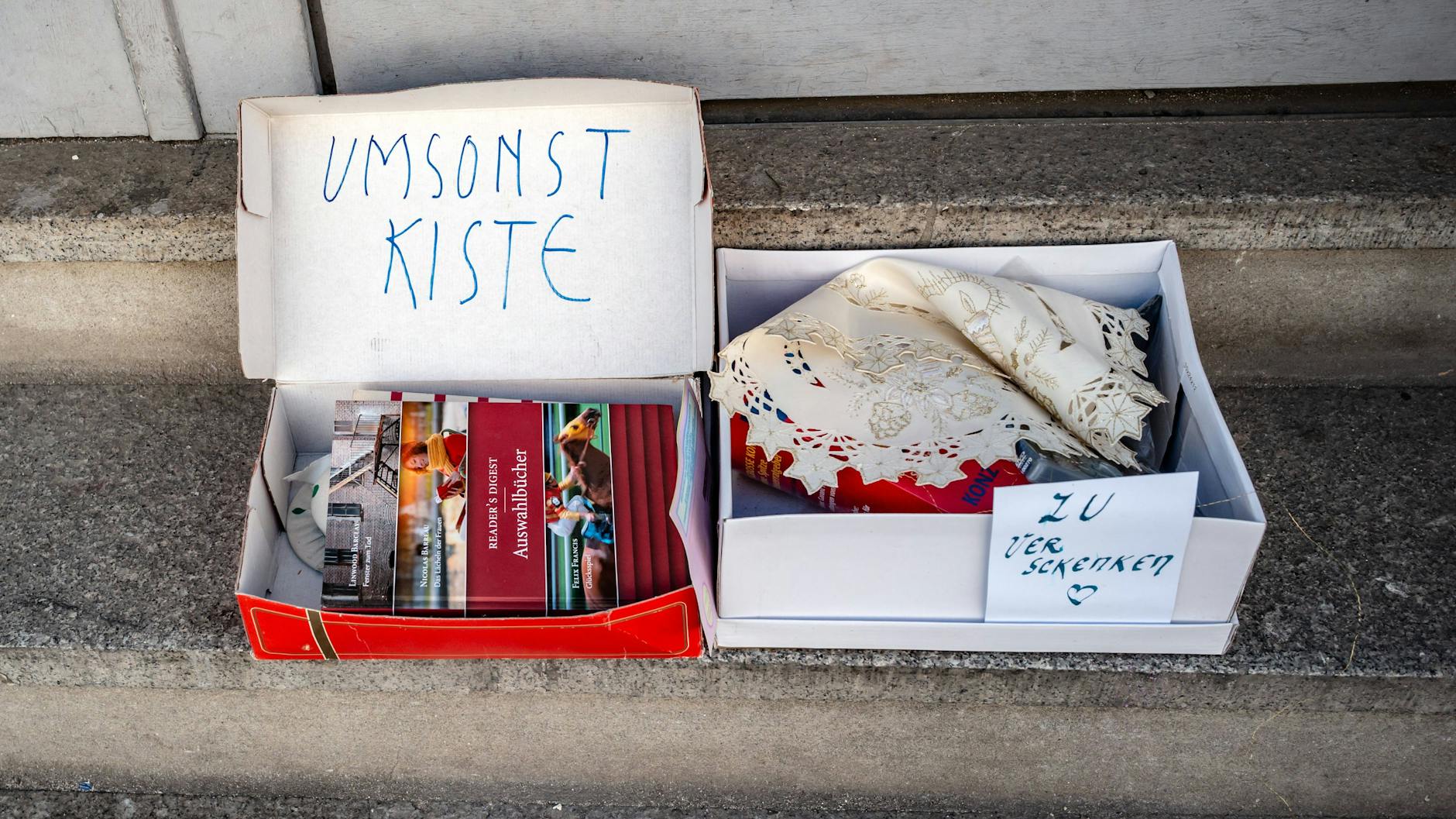Zu verschenken-Kisten gibt es in Berlin überall. Die einen wollen ihren alten Kram weitergeben, andere nutzen es als einfache Variante der Müllentsorgung.