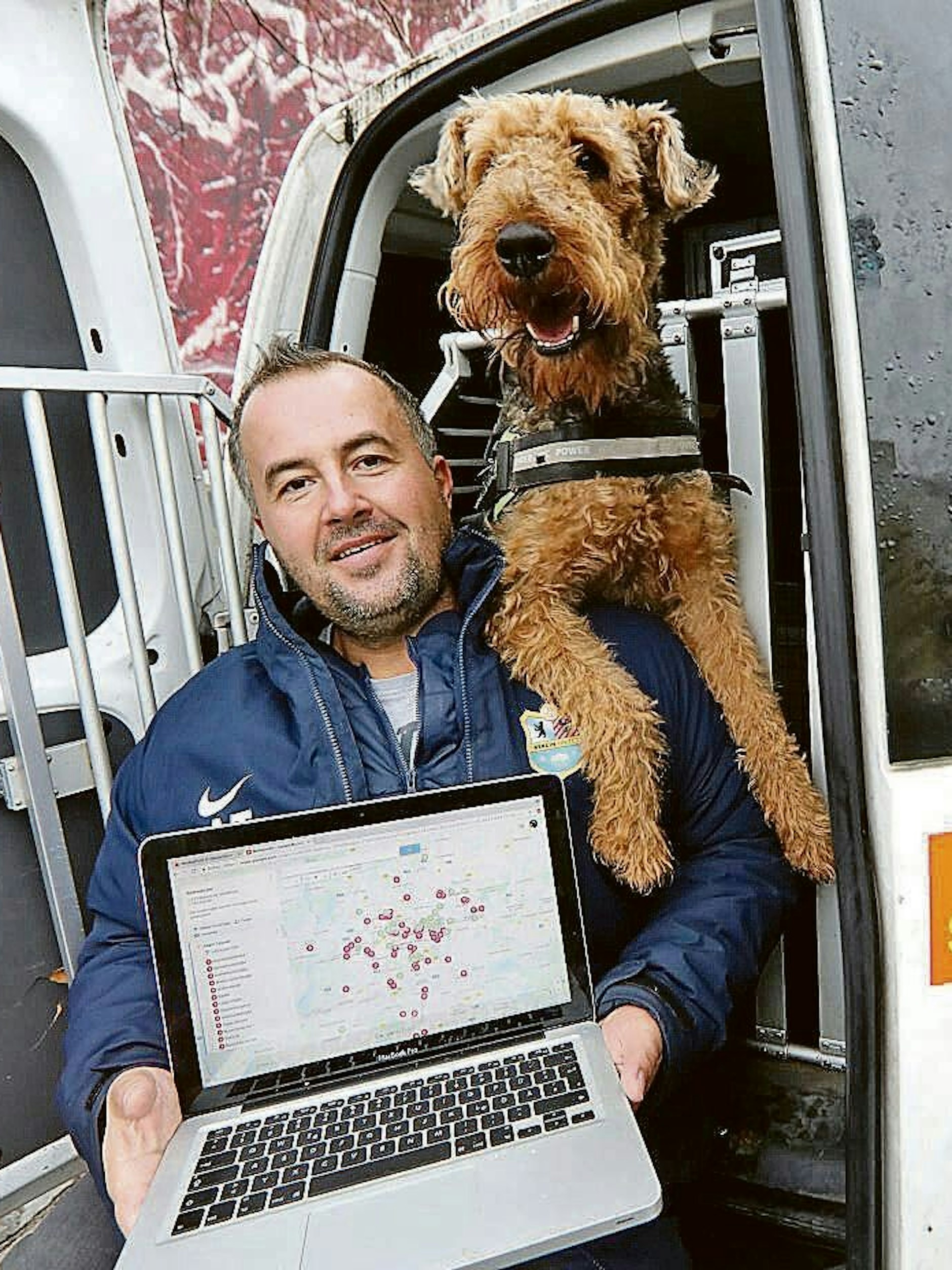 Adam Tesmer hat seinen Hund Taylor zum Bettwanzen-Spürhund ausgebildet. Er kümmert sich überall in Berlin um die Plagegeister.