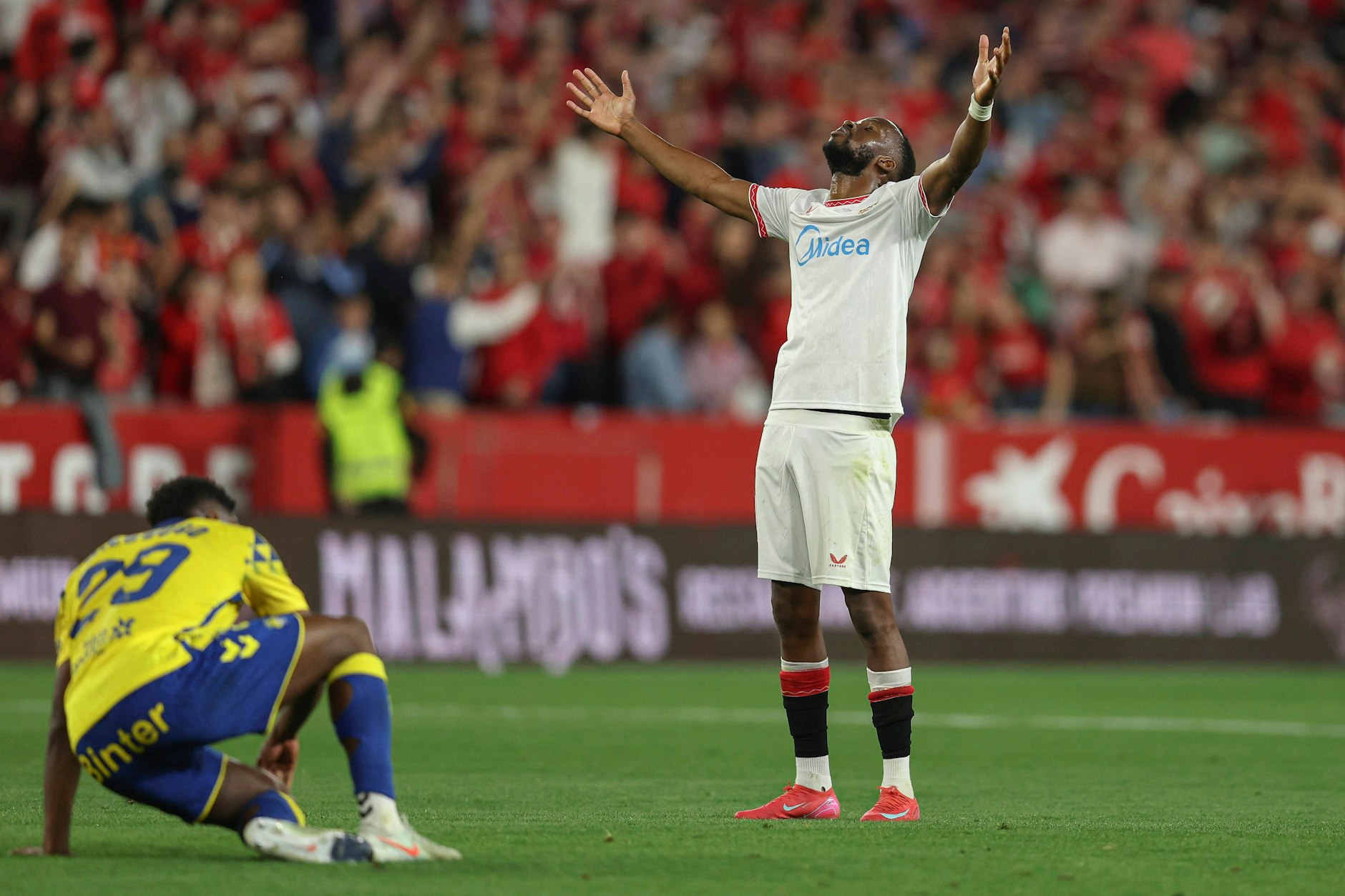 Ex-Herthaner Dodi Lukebakio betet zum Himmel. Er will beim FC Sevilla bleiben, doch der Klub ist in Geldnot.