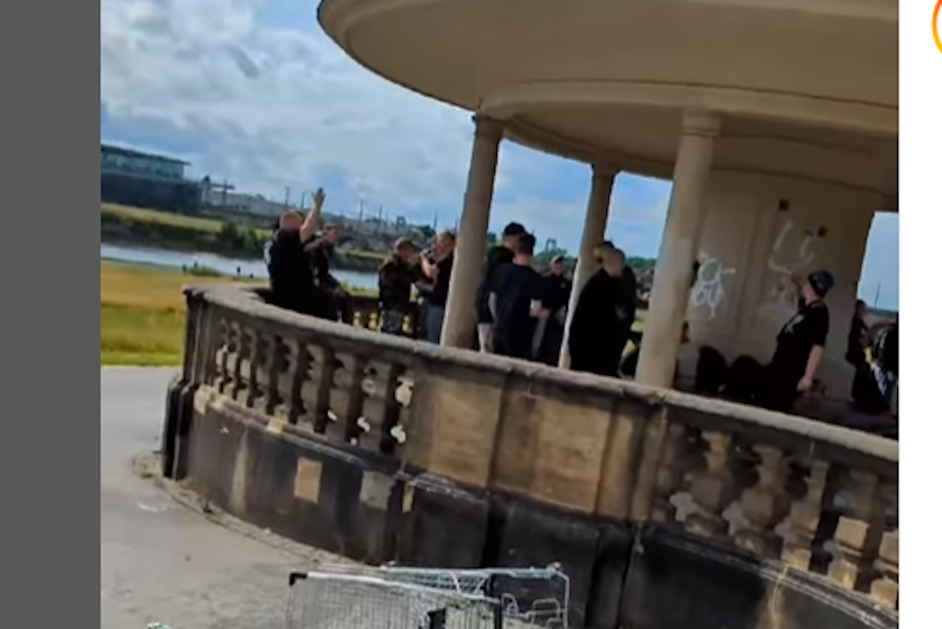 Feiernde Männer am Elbufer in Dresden