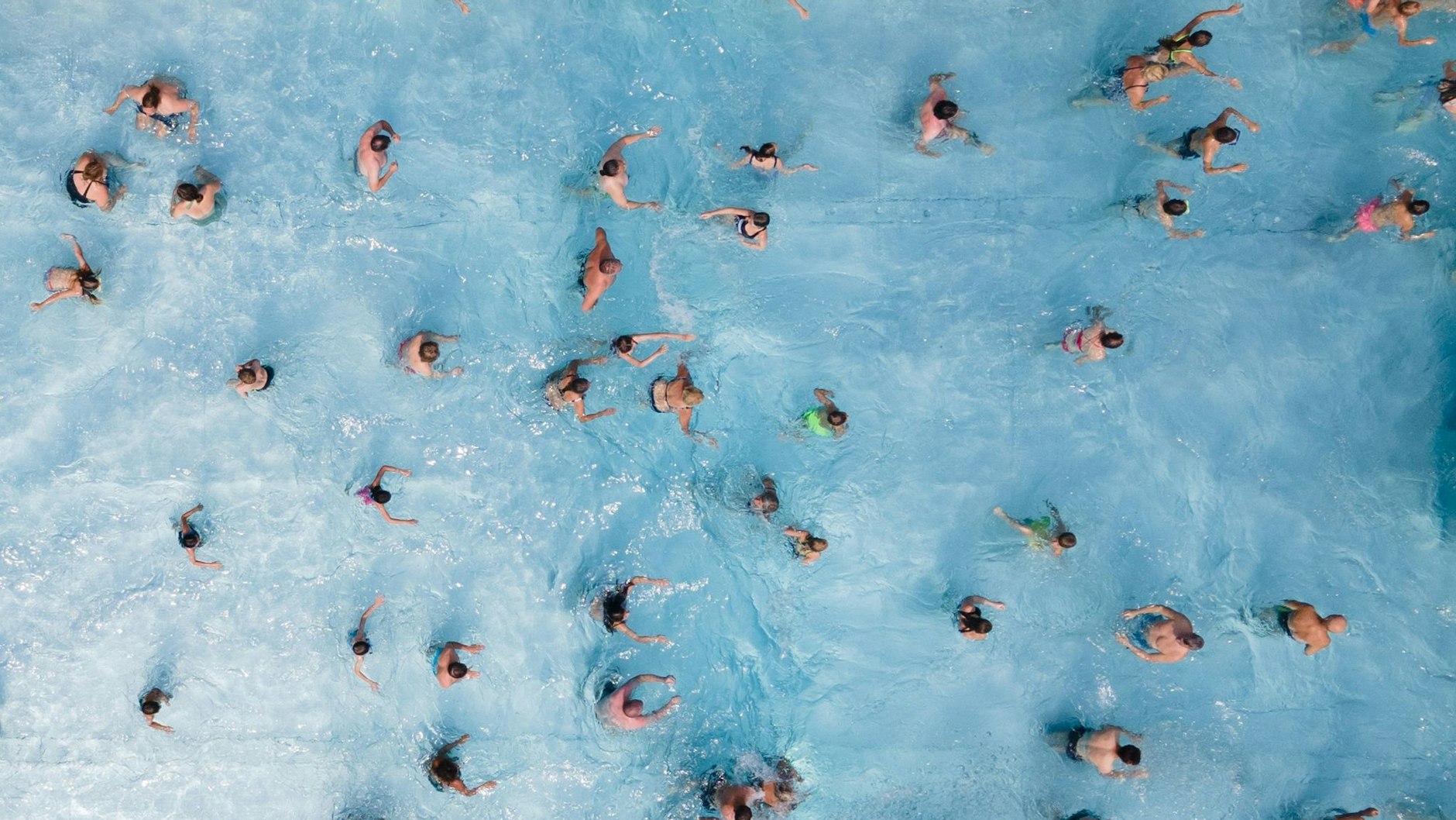 Im Freibad gibt es häufig mehr Gäste, die sich an heißen Unterwasser-Eskapaden stören könnten.