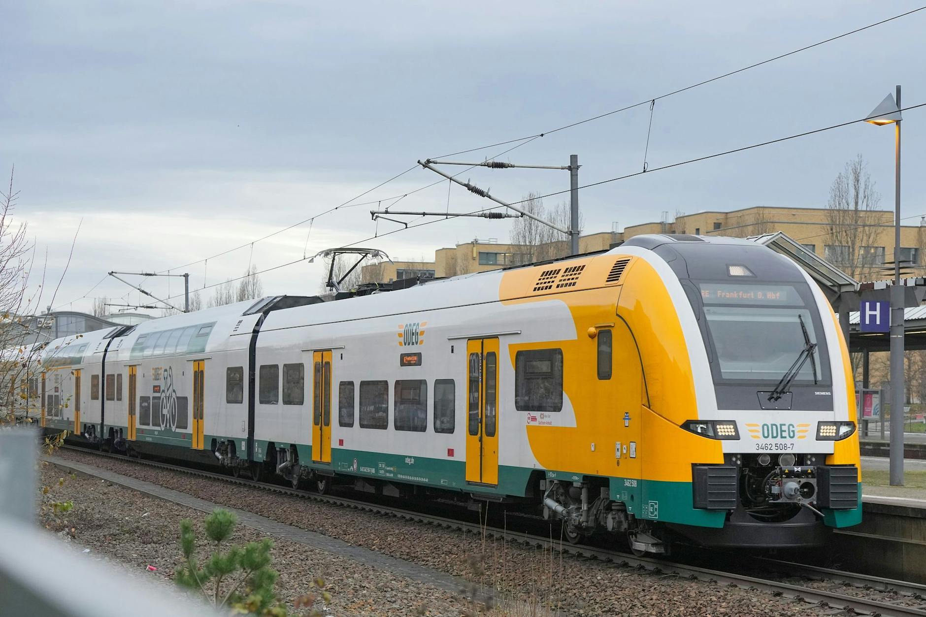 Ein Zug der Ostdeutschen Eisenbahn GmbH (Odeg) vom Potsdamer Hauptbahnhof.