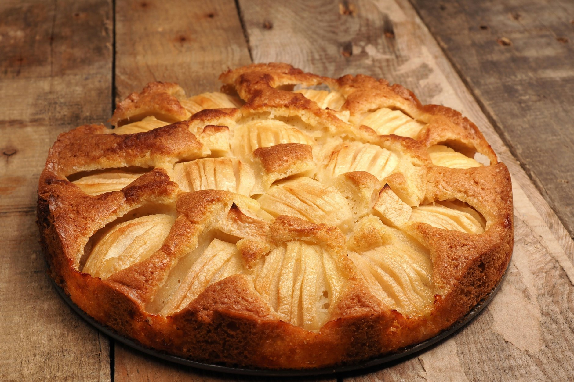 Versunkener Apfelkuchen ist schnell und einfach gebacken - und extrem saftig und lecker! Das Rezept stammt direkt aus dem DDR-Backbuch.