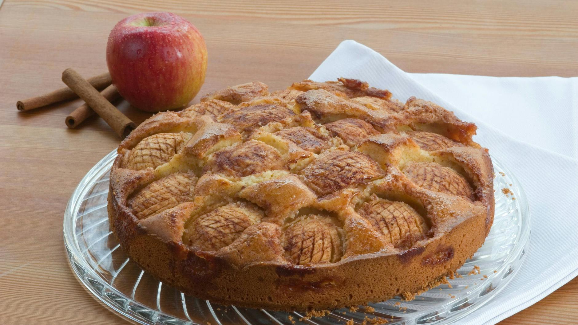 Der versunkene Apfelkuchen gelingt garantiert immer - und ist das saftige Highlight auf jeder Kaffeetafel. Wir wünschen viel Vergnügen mit dem tollen Rezept!