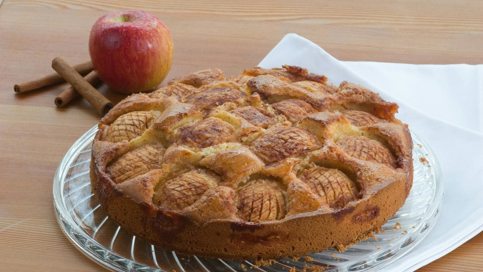 Der versunkene Apfelkuchen gelingt garantiert immer - und ist das saftige Highlight auf jeder Kaffeetafel. Wir wünschen viel Vergnügen mit dem tollen Rezept!