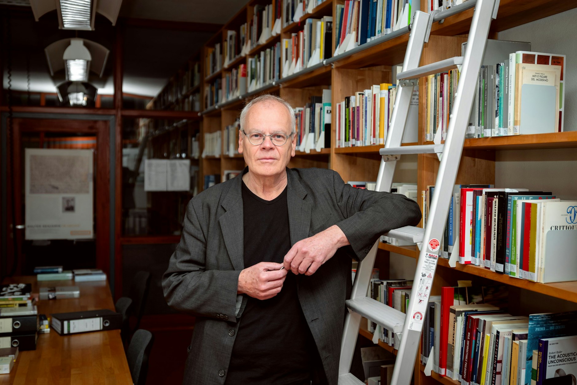 Erdmut Wizisla steht im Lesesaal des Walter-Benjamin-Archivs.