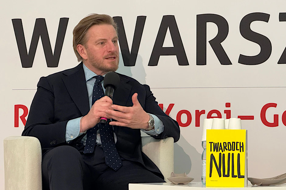 Der polnische Schriftsteller Szczepan Twardoch während der Internationalen Buchmesse 2025 in Warschau