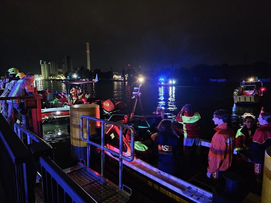 Unglück am Vatertag: Mensch fällt von Partyboot in die Rummelsburger Bucht