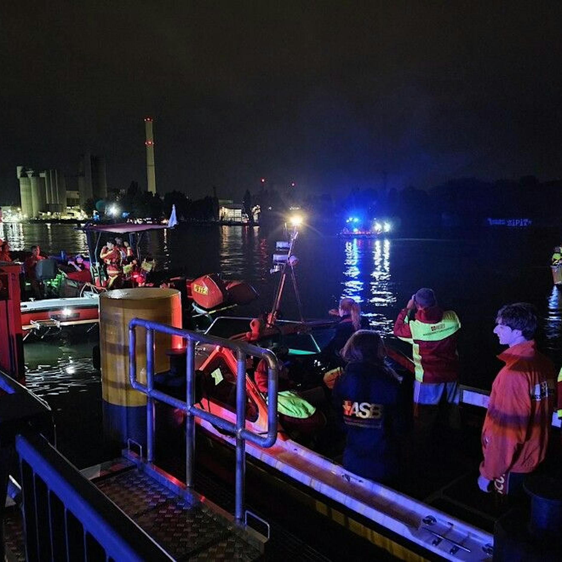 Unglück am Vatertag: Mensch fällt von Partyboot in die Rummelsburger Bucht