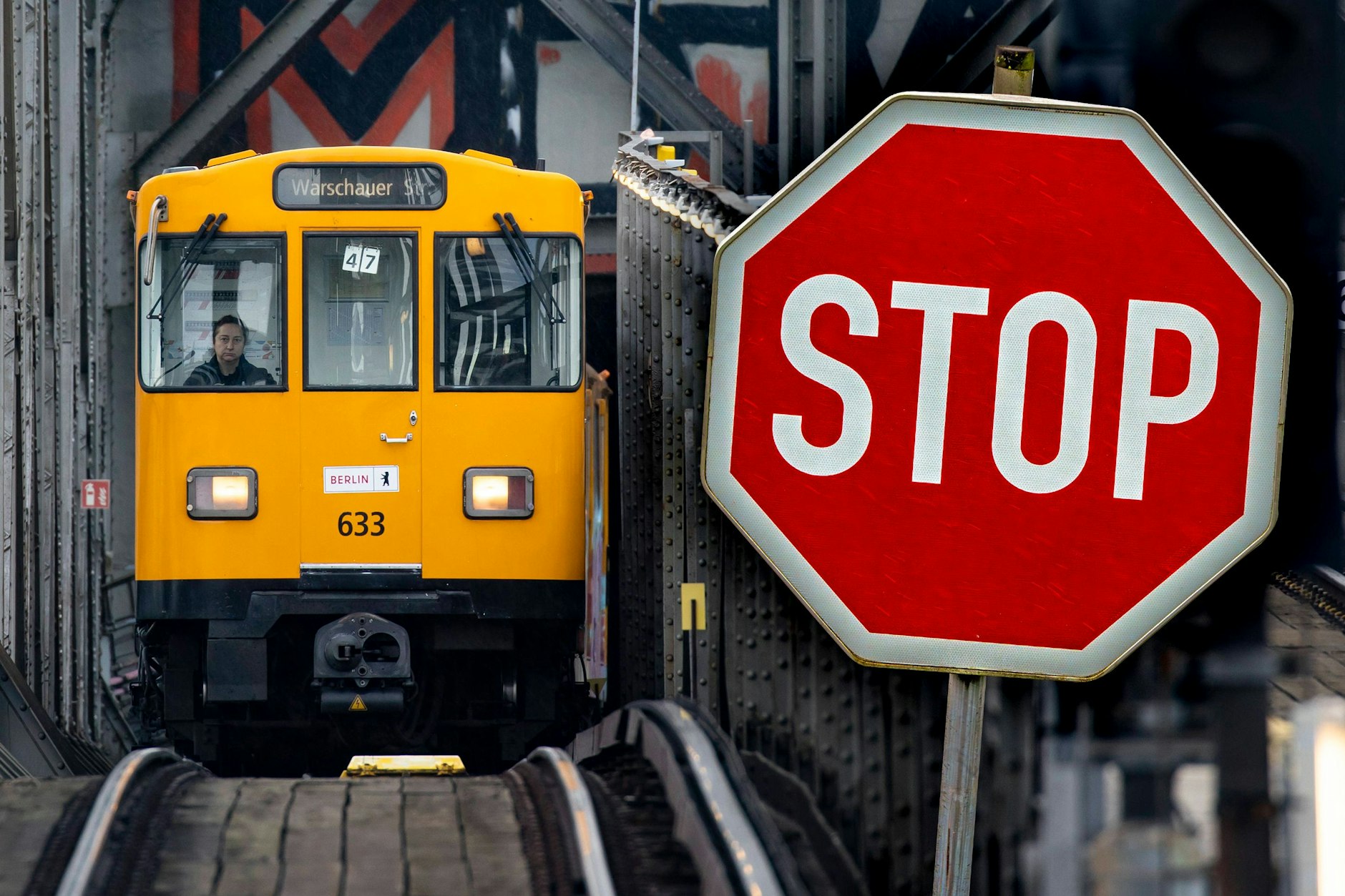 Auf der U-Bahn-Linie U3 ist ein Teil der Strecke gesperrt, weil es einen Defekt an der Decke eines Tunnels gibt.