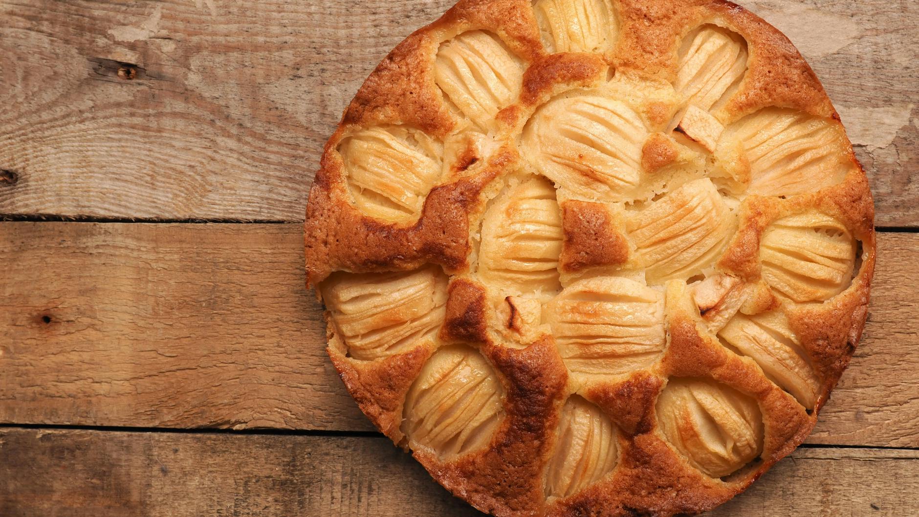 Sieht nicht nur schön aus, sondern ist auch unglaublich saftig und lecker: versunkener Apfelkuchen nach unserem Rezept aus der DDR.
