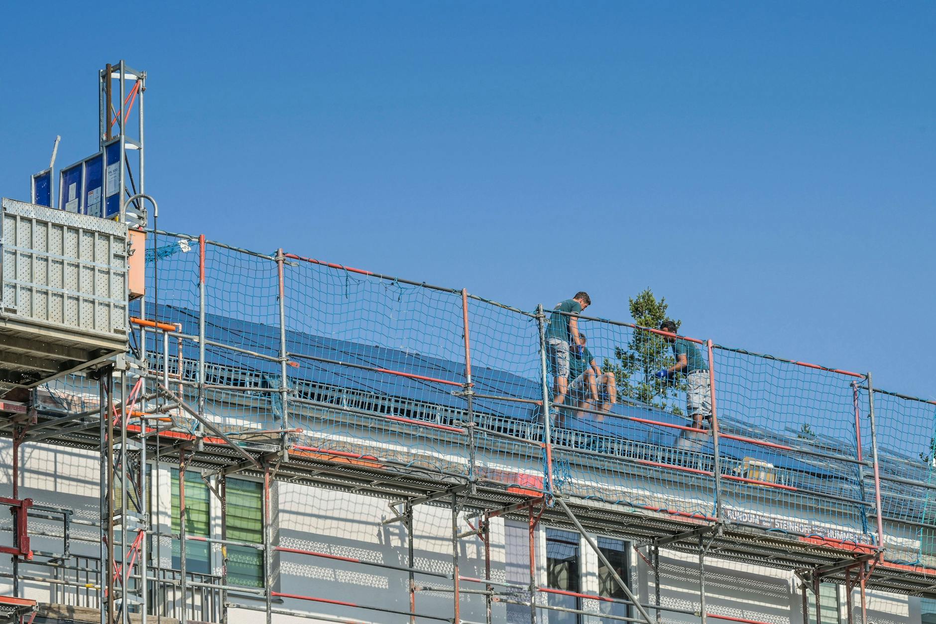 Auf immer mehr Berliner Dächern erzeugen Photovoltaikanlagen sauberen Strom für Mieter – ein Modell, das nicht nur das Klima, sondern auch den Geldbeutel schont. Doch genau das steht nun auf der Kippe.