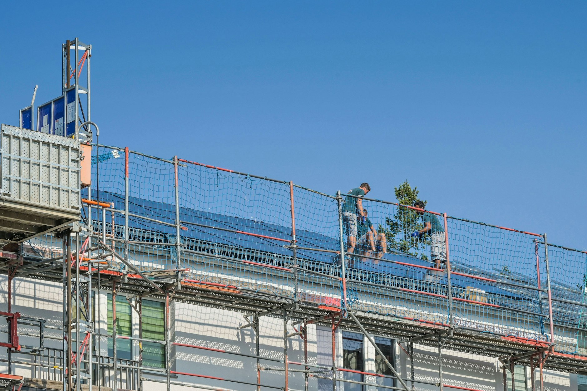 Auf immer mehr Berliner Dächern erzeugen Photovoltaikanlagen sauberen Strom für Mieter – ein Modell, das nicht nur das Klima, sondern auch den Geldbeutel schont. Doch genau das steht nun auf der Kippe.