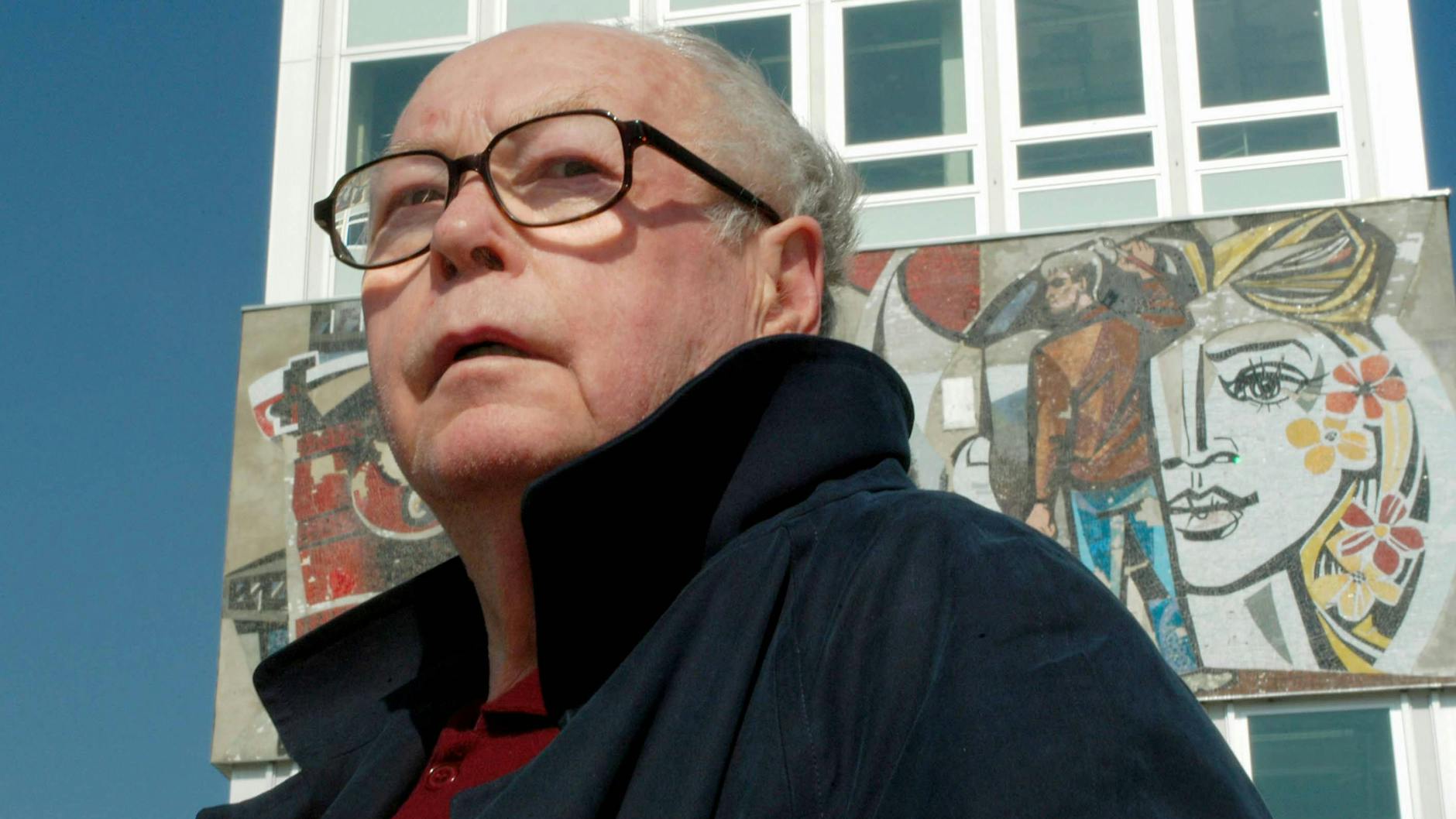 Künstler Walter Womacka schuf nicht nur das berühmteste DDR-Gemälde Am Strand, sondern auch ein Kunstwerk am Haus des Reisens. Hier steht er vor dem berühmten Fries am Haus des Lehrers.