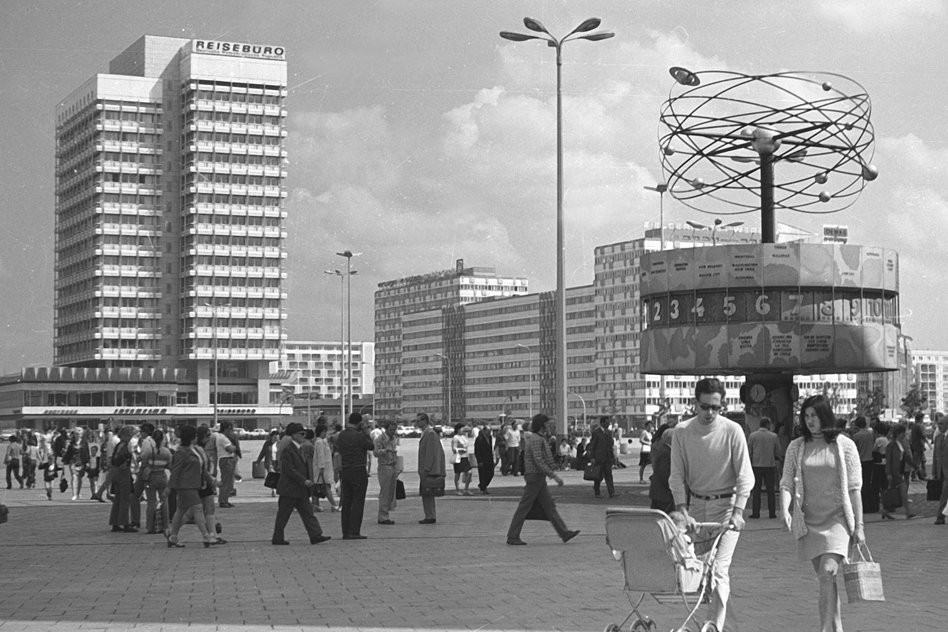 Der Alexanderplatz mit dem berühmten Haus des Reisens im Hintergrund. Wenn es nach einem Studenten aus München geht, sollte das Gebäude abgerissen werden.