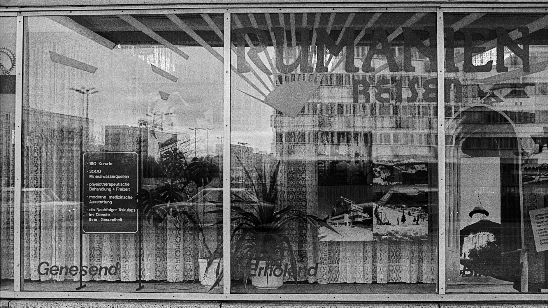 Blick in die Welt: Ein Schaufenster im Haus des Reisens am Alexanderplatz, fotografiert zu DDR-Zeiten im Jahr 1988.