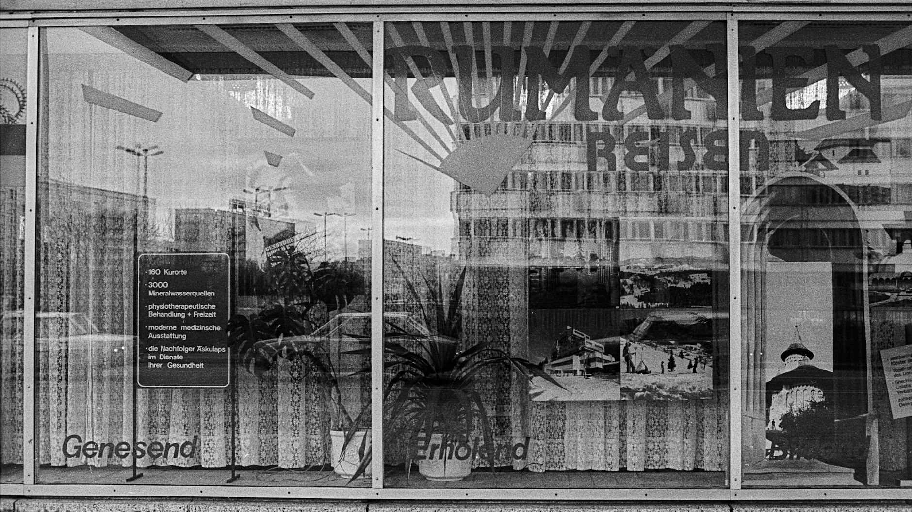 Blick in die Welt: Ein Schaufenster im Haus des Reisens am Alexanderplatz, fotografiert zu DDR-Zeiten im Jahr 1988.