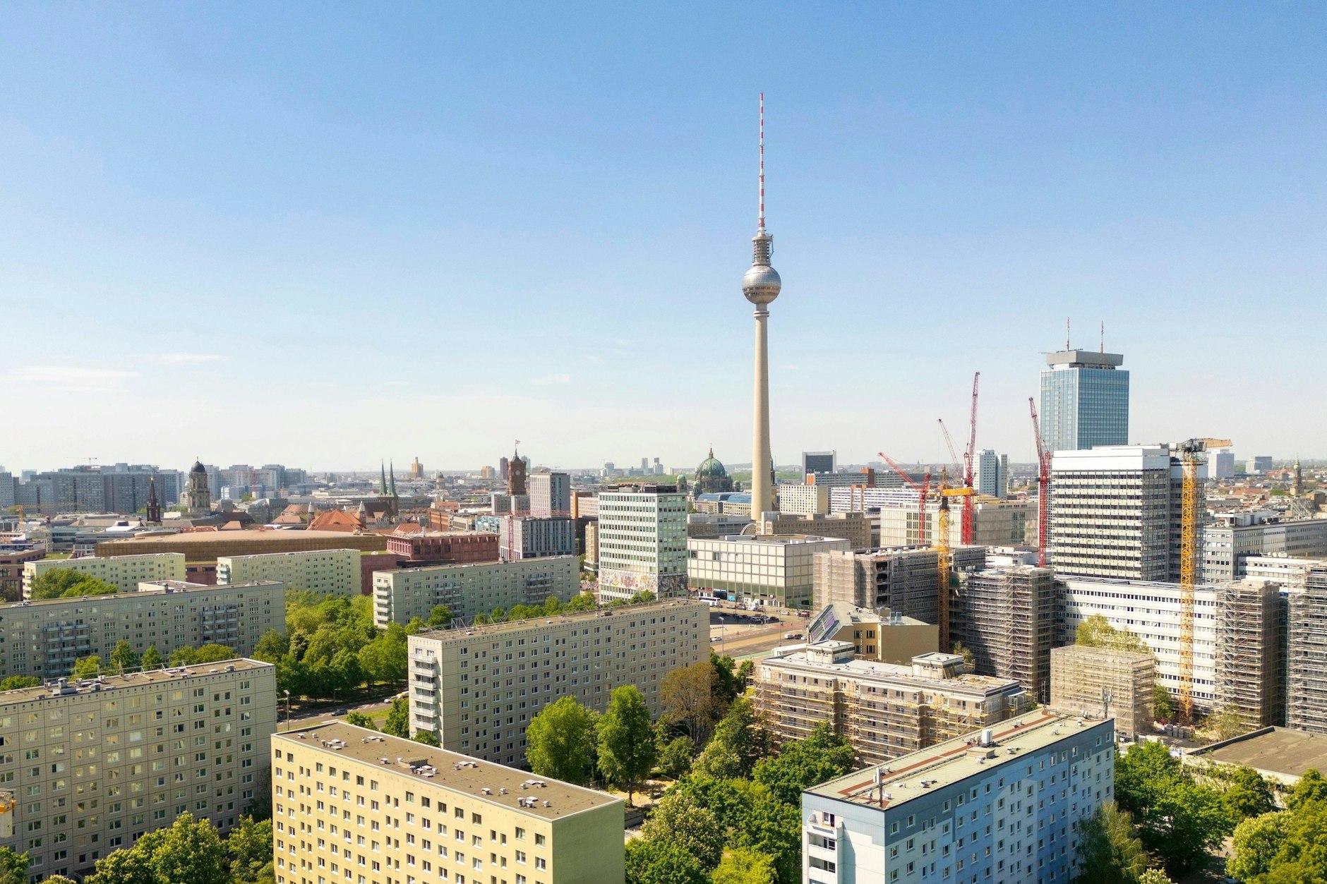 Immer weniger Menschen können sich die Mieten in Berlin überhaupt noch leisten. Berlin droht damit zu einer Stadt der Reichen zu werden – mit schon jetzt dramatischen Folgen für das soziale Klima.