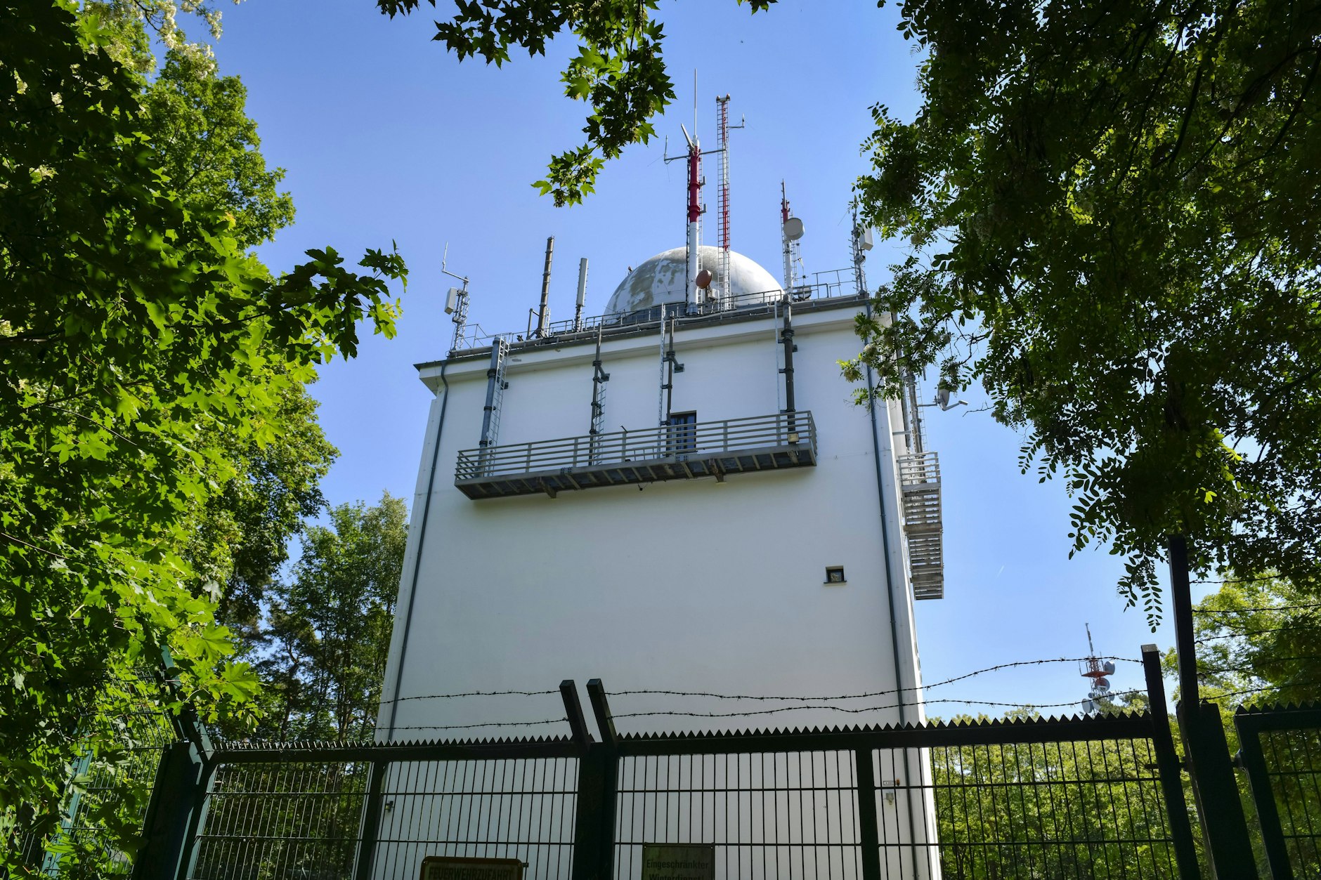 Das sollte der erste Fernsehturm für Berlin auf den Müggelbergen werden. Er wurde nur 31 Meter hoch.