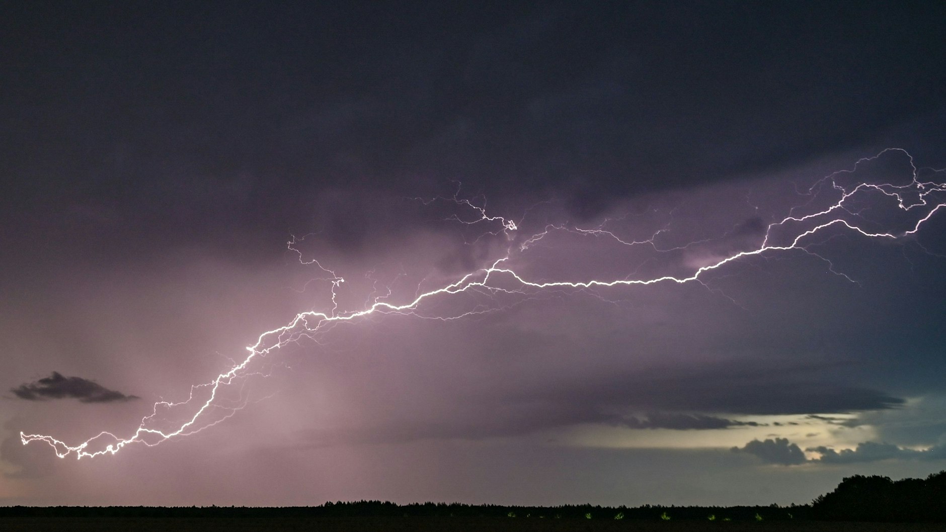 In weiten Teilen Deutschlands werden am Wochenende heftige Unwetter erwartet. Und: Bis Mitte der kommenden Woche soll es immer wieder gewittern und regnen!