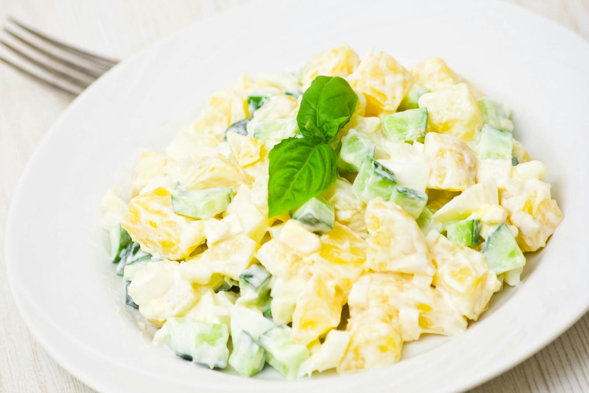 Herrlich frisch und lecker: Dieser Kartoffelsalat mit Gurke und Joghurt-Dressing ist ein echter Schlankmacher-Hit, denn er hilft aufgrund weniger Kalorien beim Abnehmen.