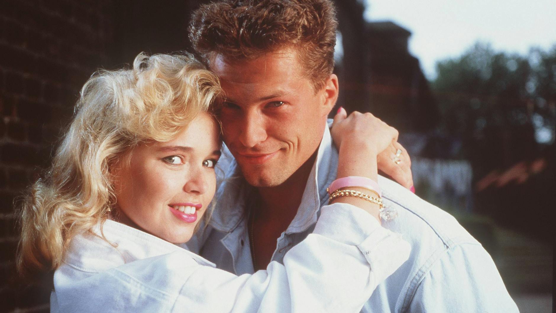 Mantafahrer Bertie (Til Schweiger) mit seiner Freundin Uschi (Tina Ruland) im Film „Manta Manta“. Noch heute sind Manta-Witze bei vielen Witze-Fans beliebt.