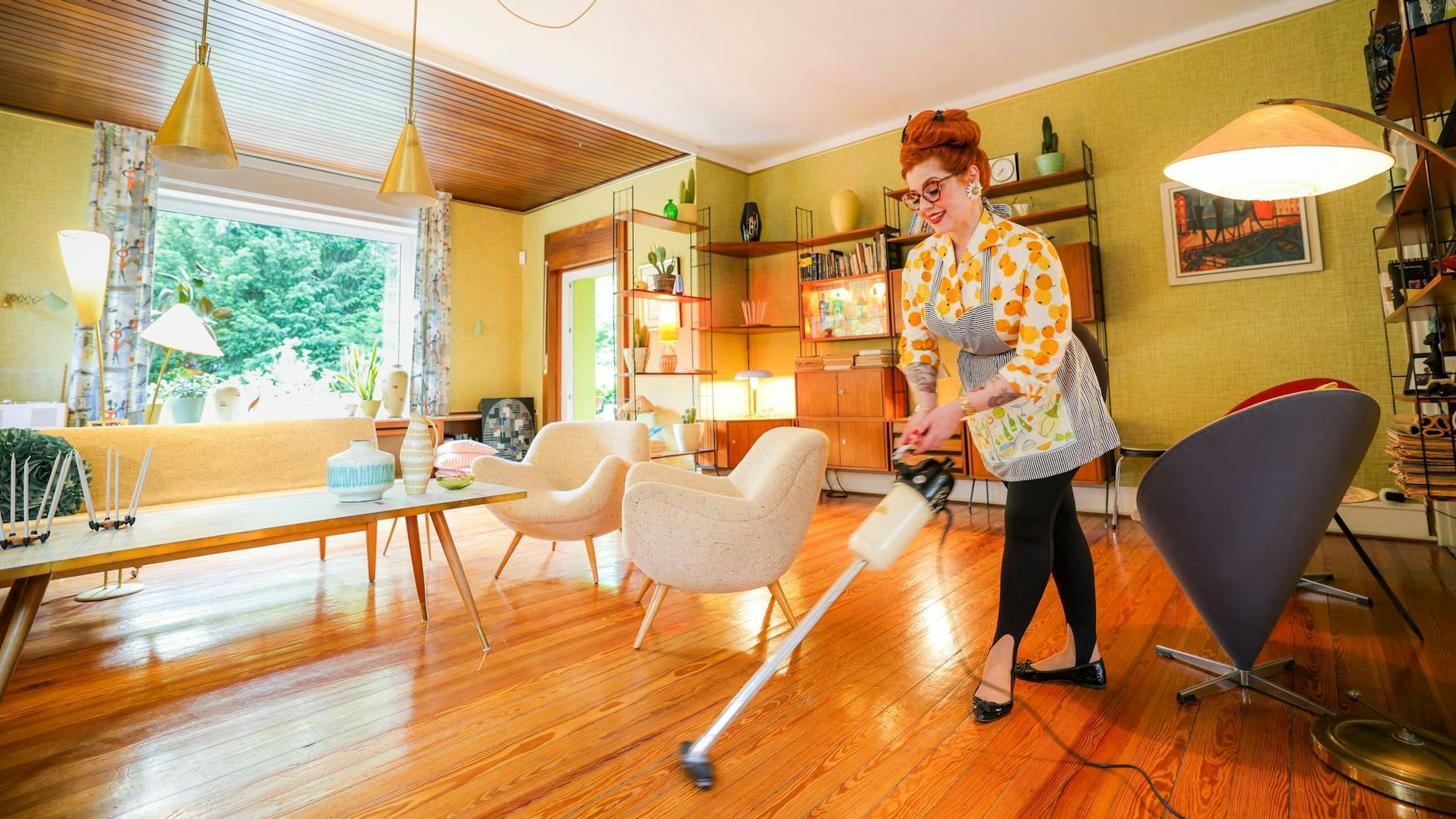 Kitty Steiner bei der Hausarbeit in ihrer Sechziger-Jahre-Wohnung. Auch der Staubsauger stammt aus der Zeit.