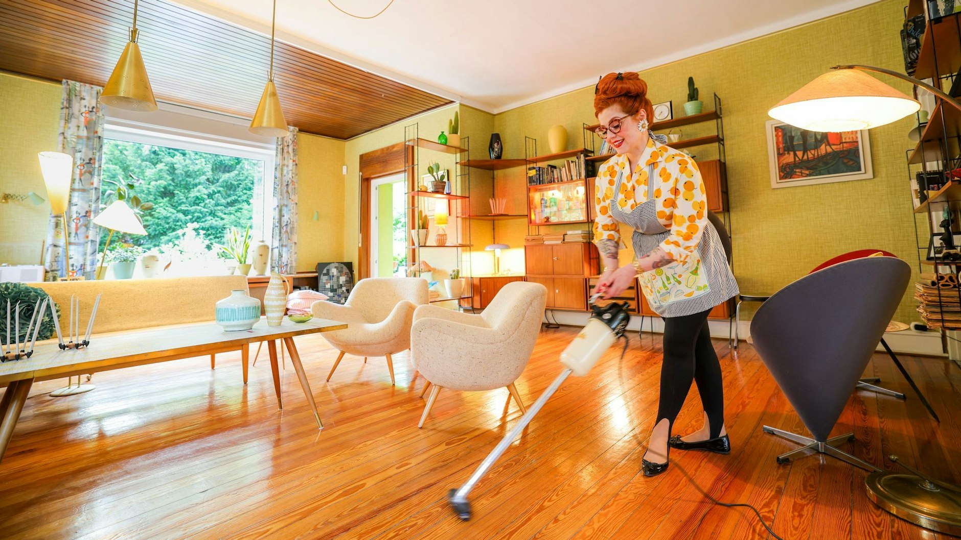 Kitty Steiner bei der Hausarbeit in ihrer Sechziger-Jahre-Wohnung. Auch der Staubsauger stammt aus der Zeit.