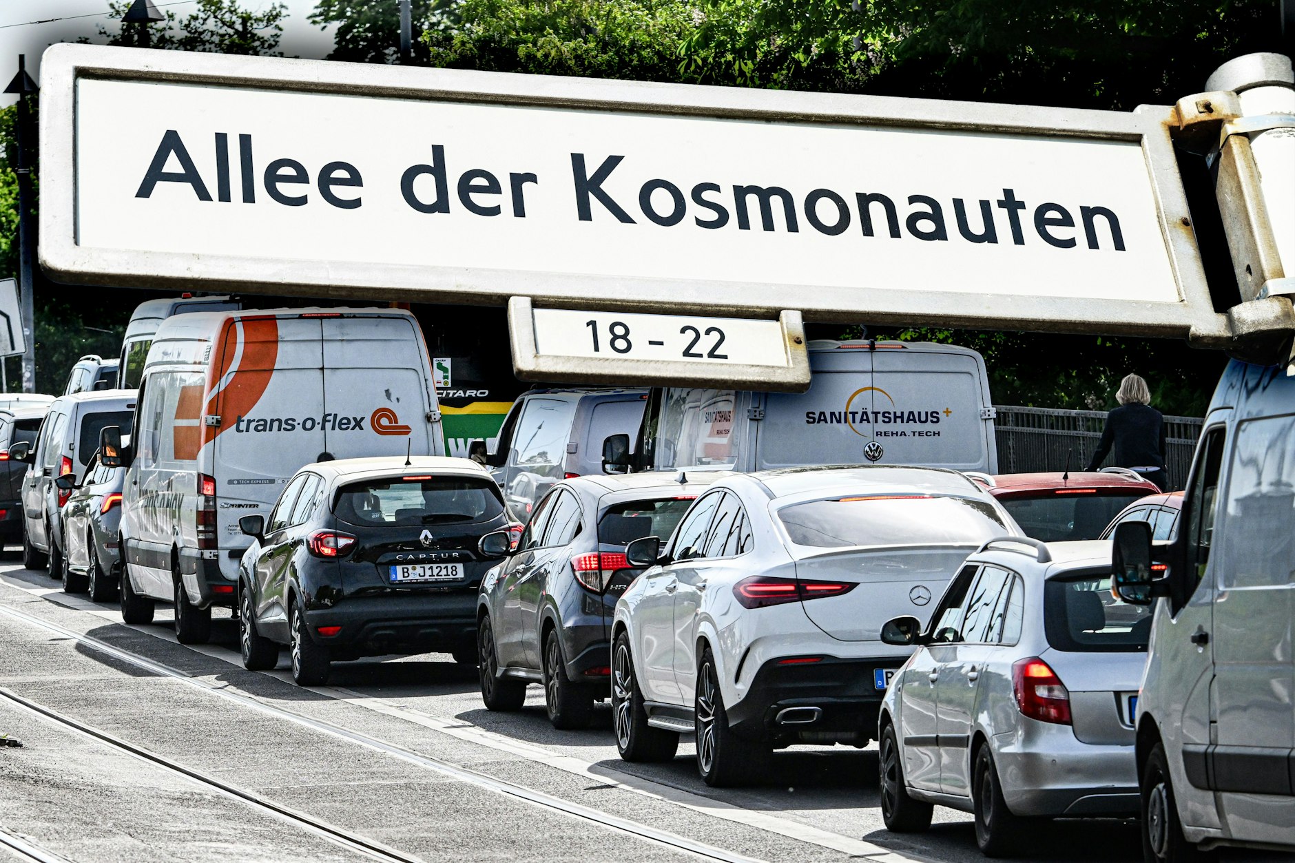 In Berlin gibt es immer wieder Stau und beinahe jeden Tag neue Baustellen. Ab Montag wird nun auch ein Teil der Allee der Kosmonauten zum Nadelöhr (Symbolfoto).