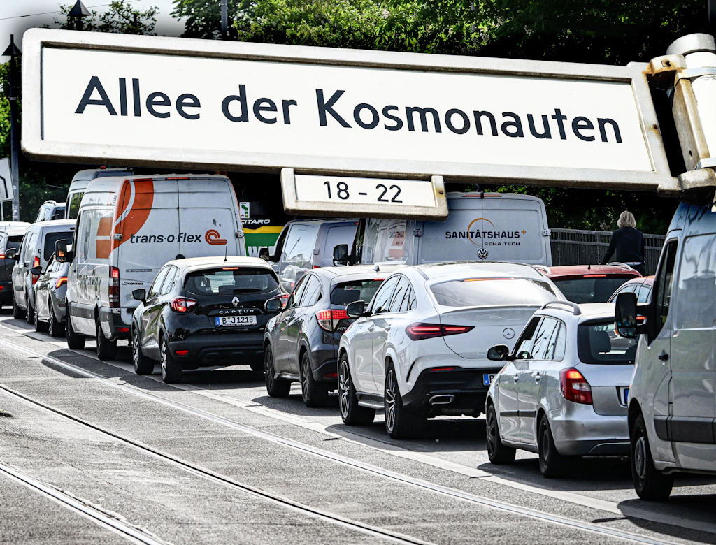 Wunderschone Toyota Allee Der Kosmonauten Fotos