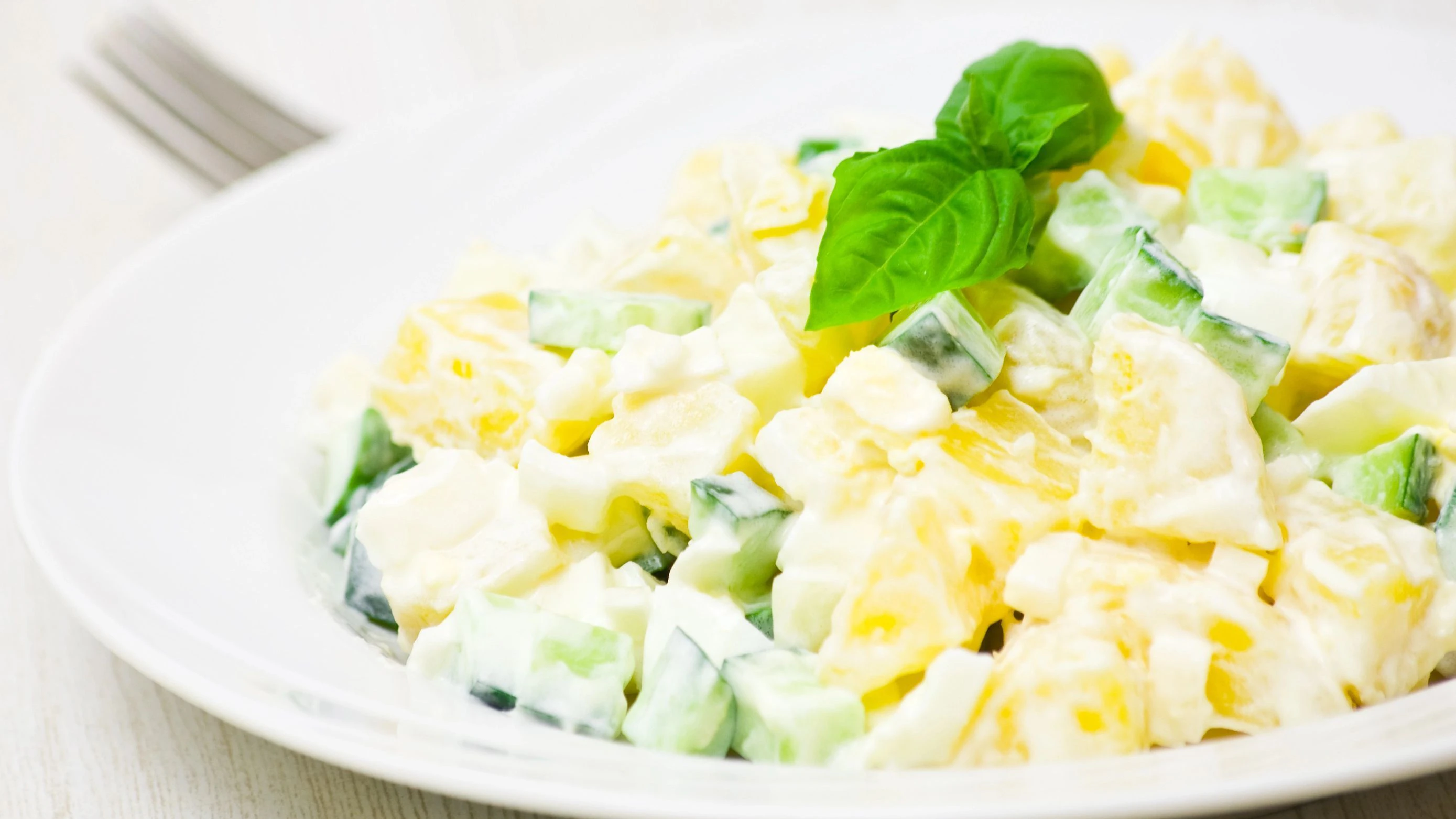 Wer abnehmen und trotzdem nicht auf Kartoffelsalat verzichten will, sollte dieses Rezept ausprobieren. Hier gesellen sich frische Gurke und kalorienarmes Joghurt-Dressing zu den Kartoffeln.