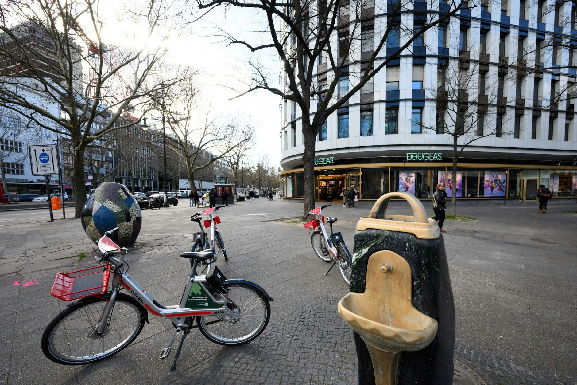 Der Platz zwischen Kurfürstendamm, Uhlandstraße und Grolmanstraße in Berlin-Charlottenburg hat bislang keinen eigenen Namen. Der Platz am Kurfürstendamm soll 20 Jahre nach dessen Tod nach Harald Juhnke benannt werden.